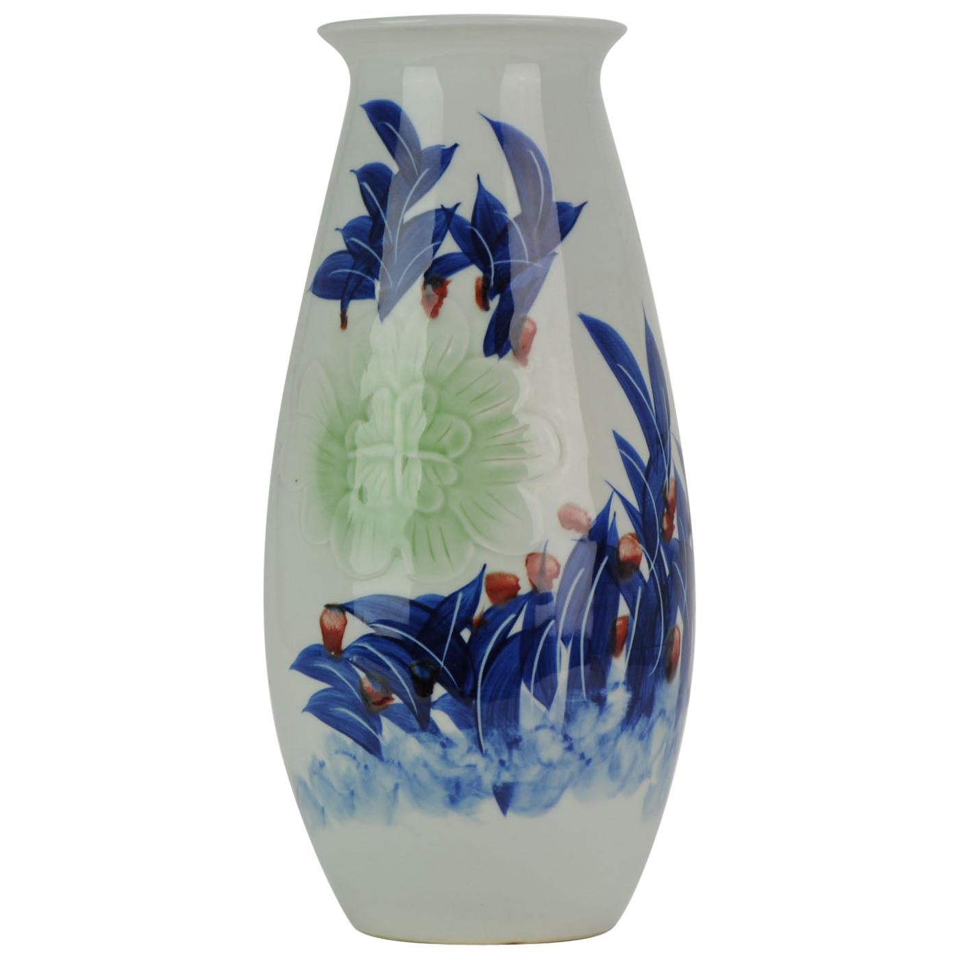 Chinesisches Porzellan PRoC Vase mit Blumen und Tulpen, ungewöhnliche Kalligrafie im Angebot