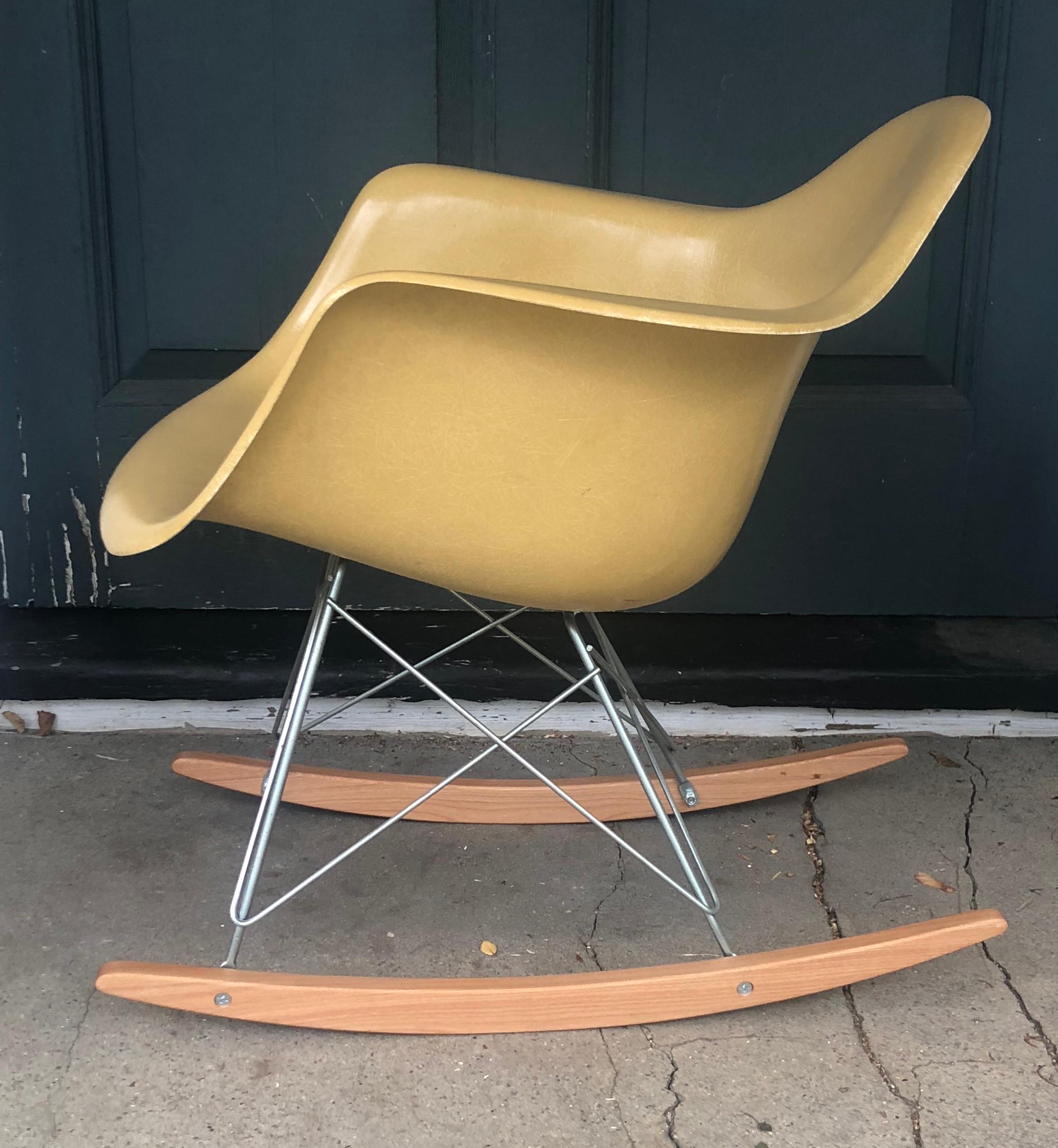 Herman Miller Eames rocking chair, RAR model. In perfect condition. Shell is ochre color and embossed with Herman Miller logo. Dates to late 1950s. Base is new from Modern Conscience.