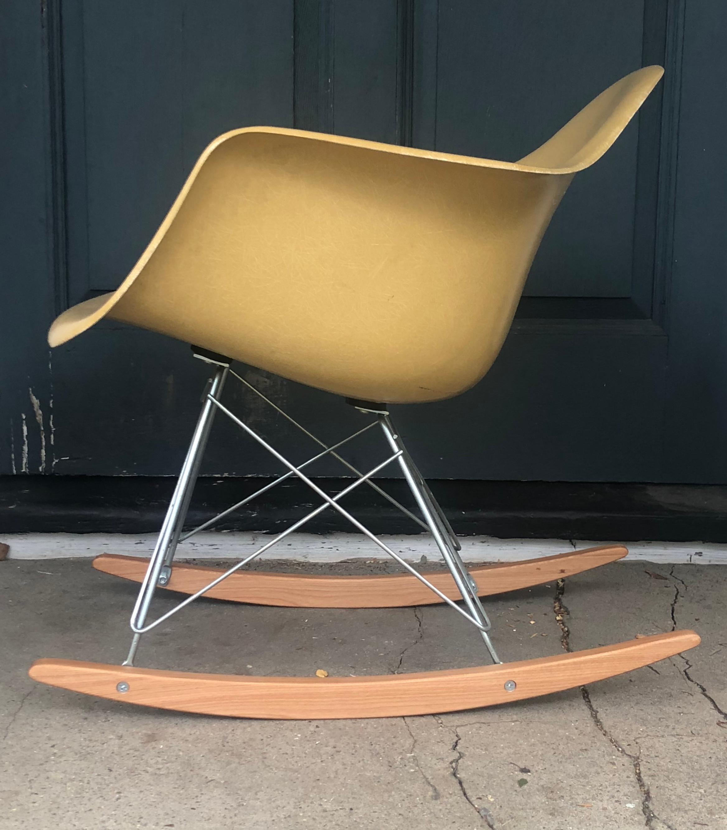 Mid-Century Modern Perfect Condition Herman Miller Eames RAR Rocking Chair