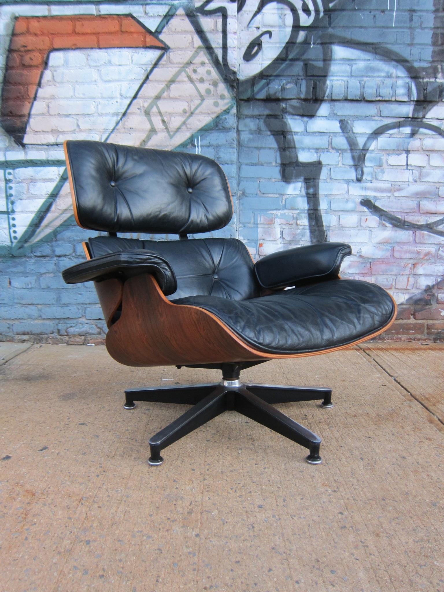 Eames lounge for Herman Miller, circa 1970s. In perfect condition. Gorgeous wood grains and detail.