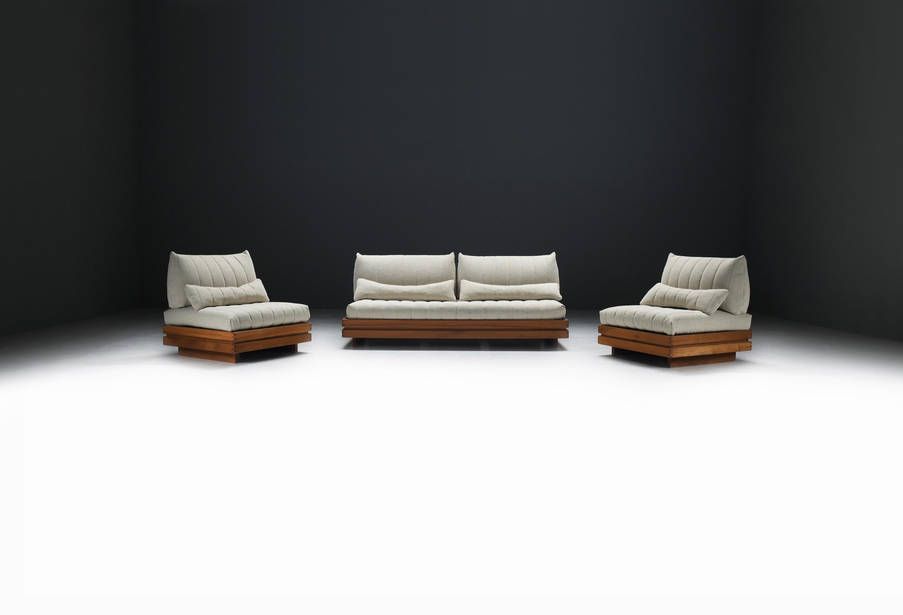 Mid-Century Modern Perfect Elm wooden lounge set in bouclé by Maison Regain France 1970s For Sale