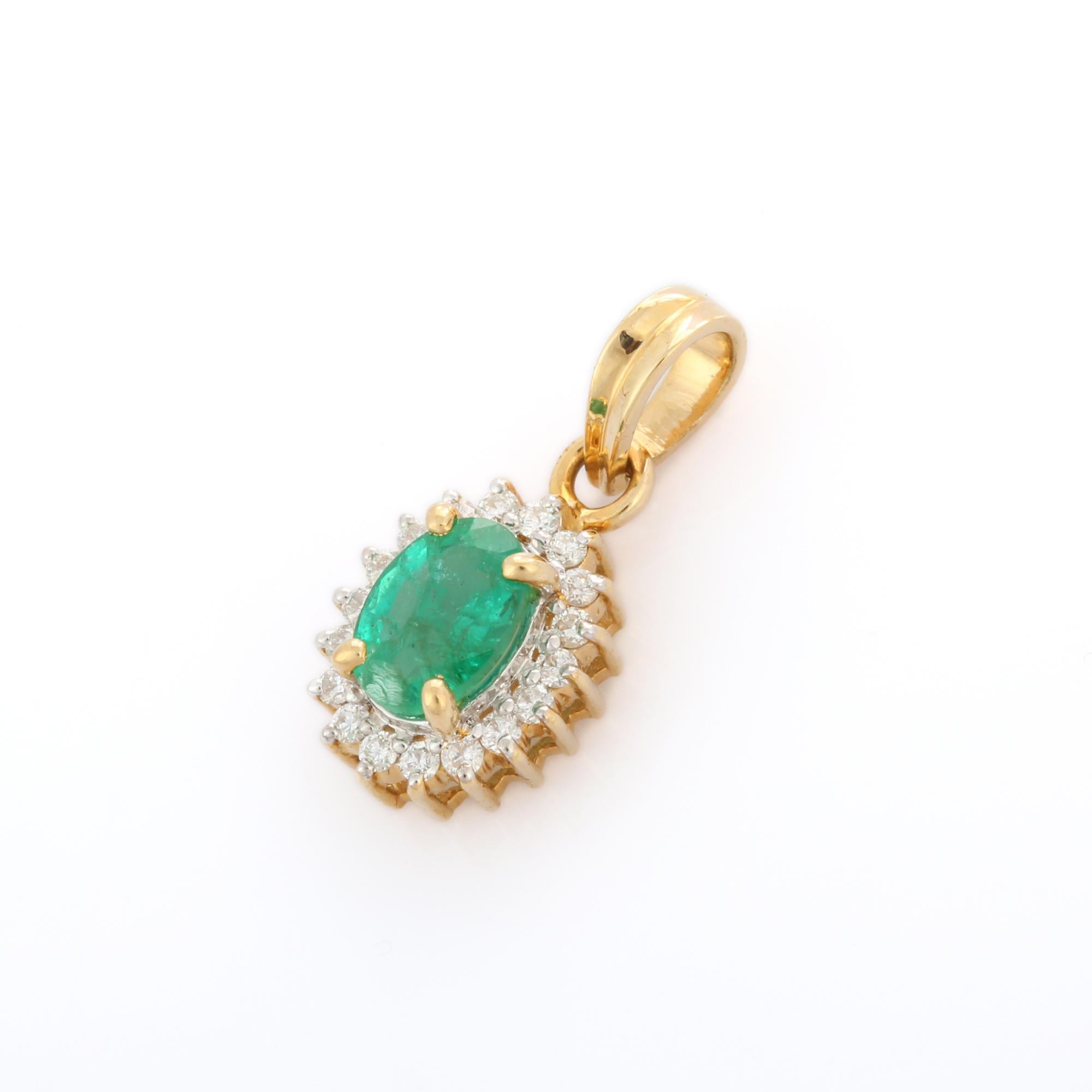 Basic Emerald and Halo Diamond Pendant in 14K Yellow Gold In New Condition For Sale In Houston, TX