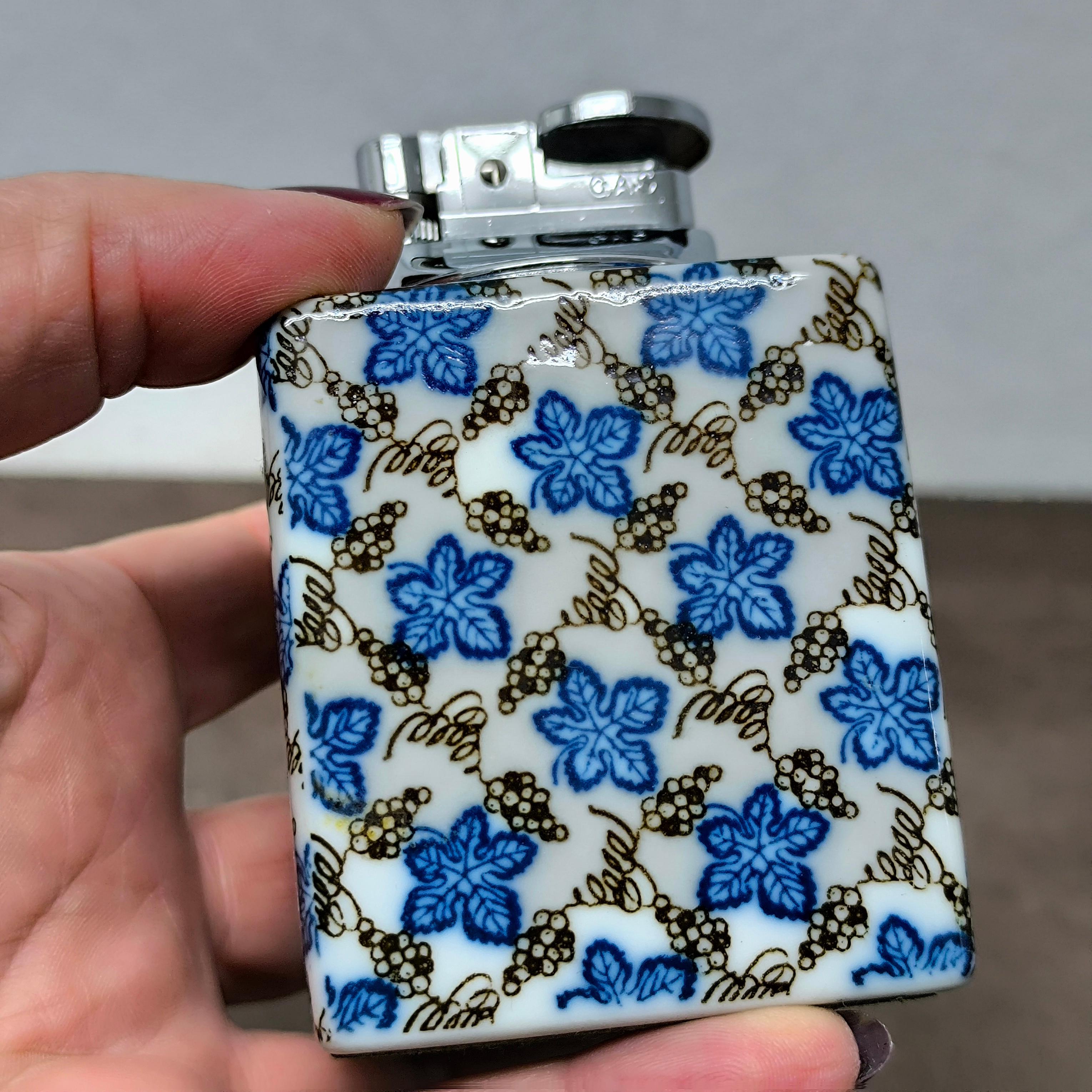 Accendino da tavolo in ceramica di metà secolo con motivo di uva, Giappone, anni '50
Dimensioni: Circa 6x6x9cm
Per motivi di sicurezza verrà spedito vuoto di gas.
🎁 Suggerimento per i regali di Natale: Con il suo fascino nostalgico e il suo fascino