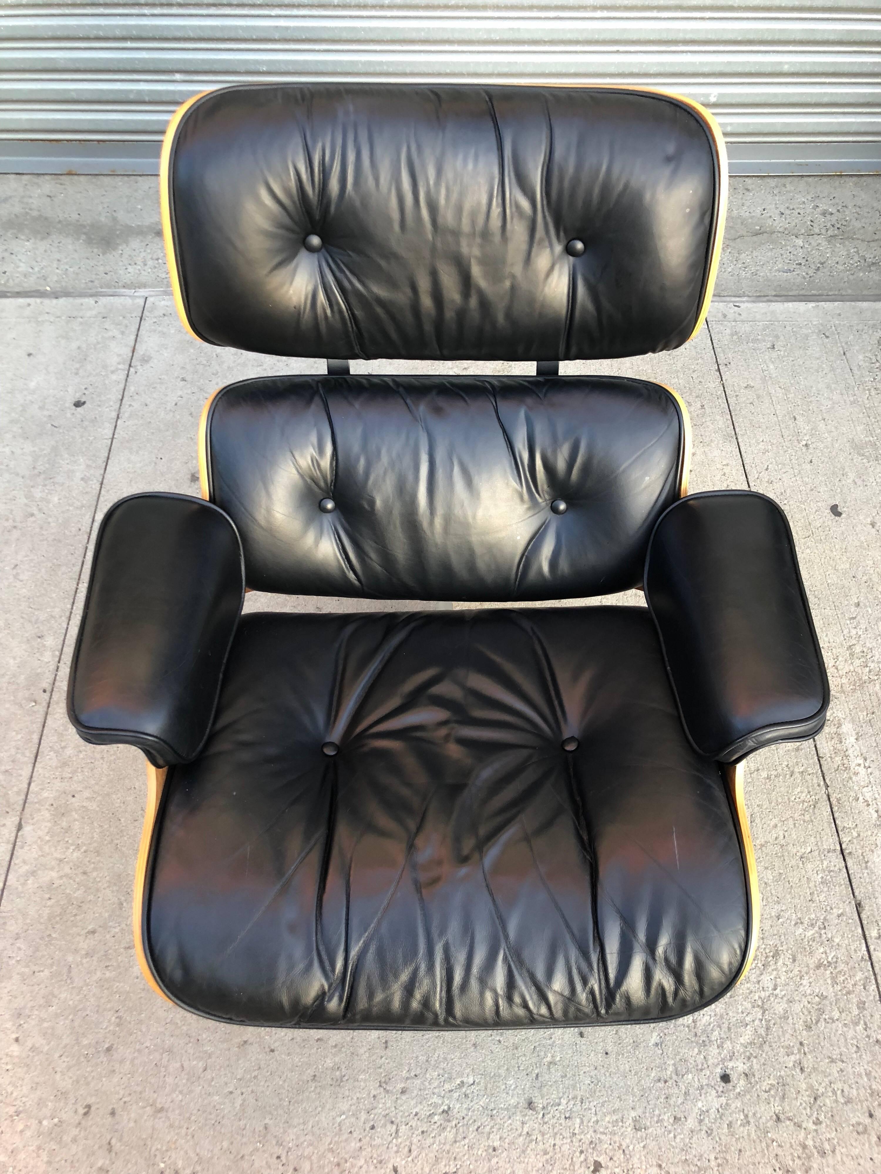 Contemporary Perfect Herman Miller Eames Lounge Chair and Ottoman