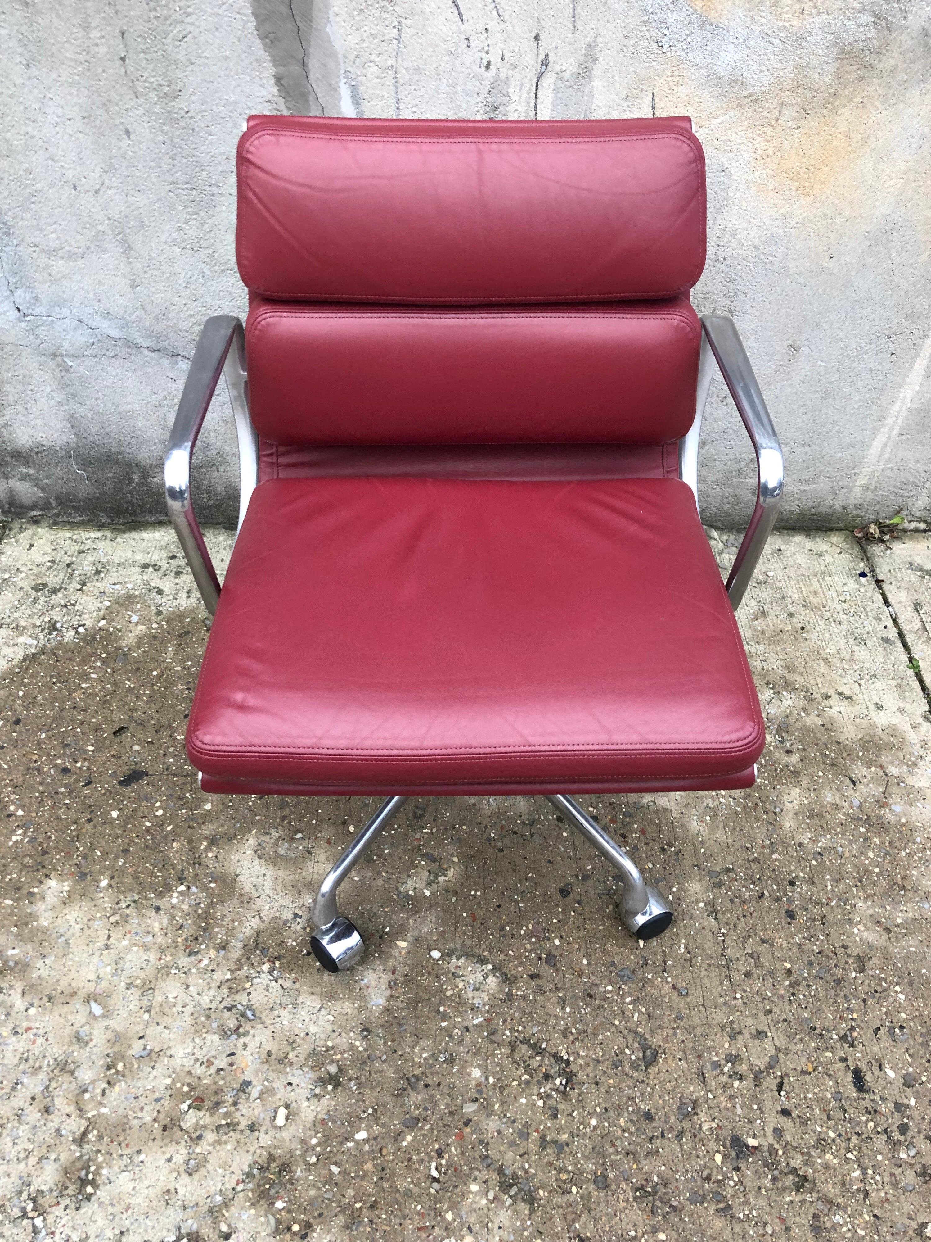 Mid-Century Modern Perfect Herman Miller Eames Soft Pad Management Chair