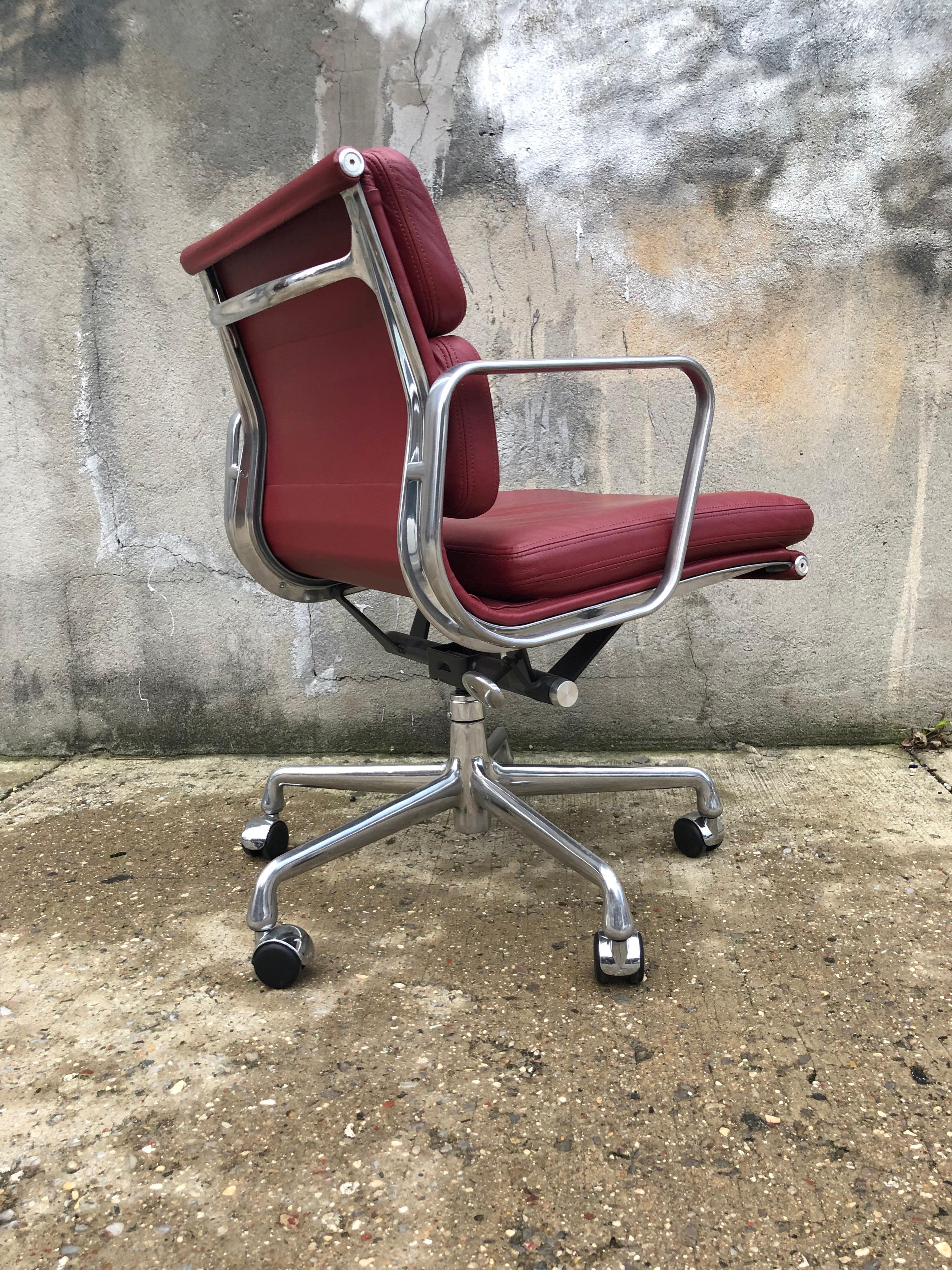 American Perfect Herman Miller Eames Soft Pad Management Chair