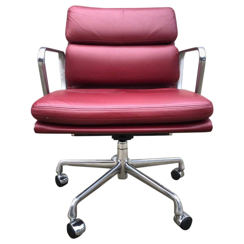 Perfect Herman Miller Eames Soft Pad Management Chair