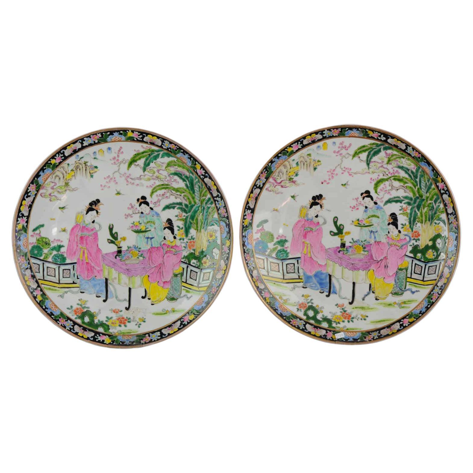 Parfaite paire d'assiettes de service en porcelaine japonaise marquée, vers 1900
