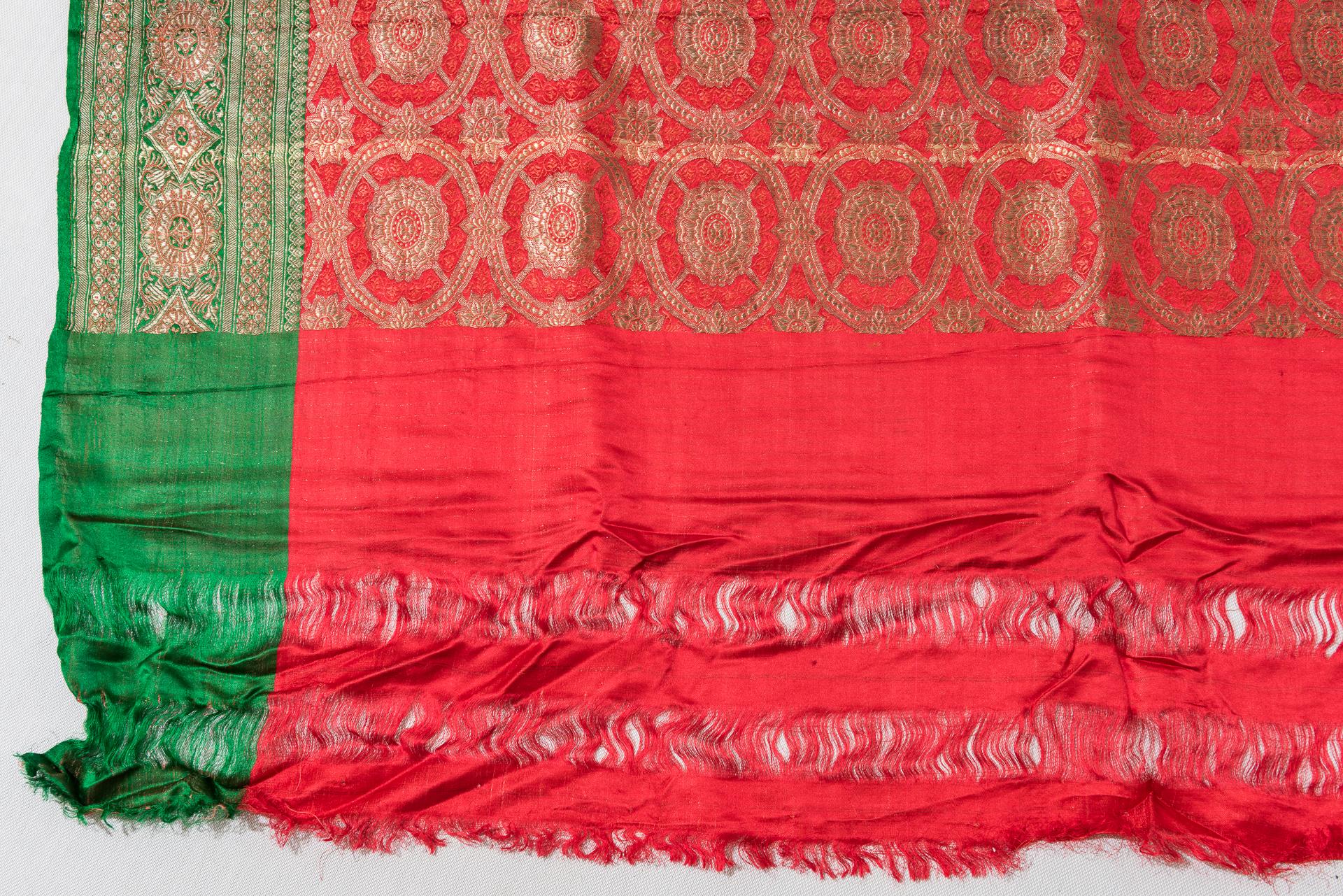 Beautiful Indian saree, perfect and with magnificent colors: never used.
The fabric is silk blend. It can be used as a dress or as a curtain.

ref. B/1166.