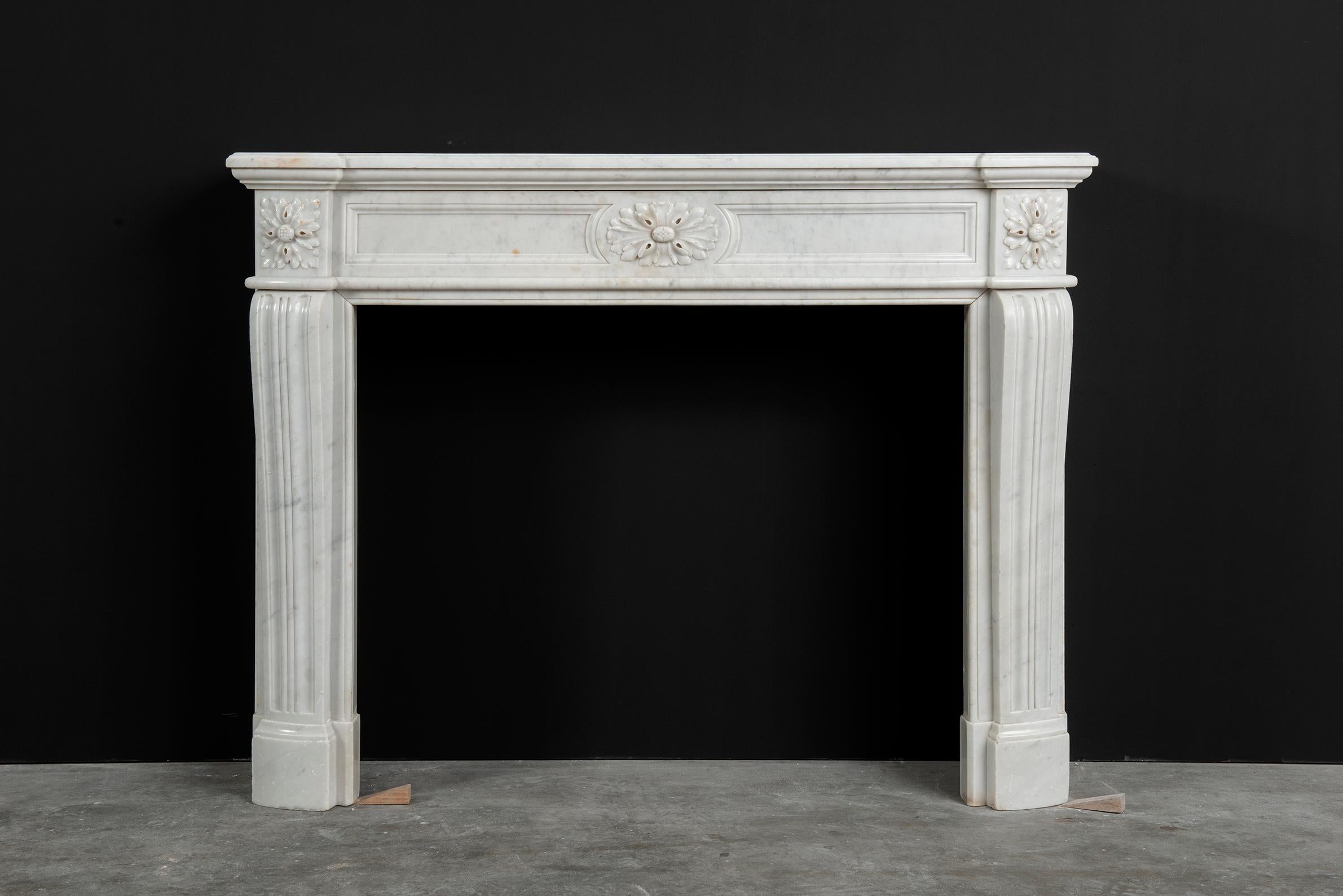 Perfect Petite Antique Fireplace Mantel in White Marble.

Very exited to offer this unique little gem, perfect proportioned French Louis XVI fireplace mantel in beautiful Carrara white marble.

A very nice trick stepped and profiled topshelf sits