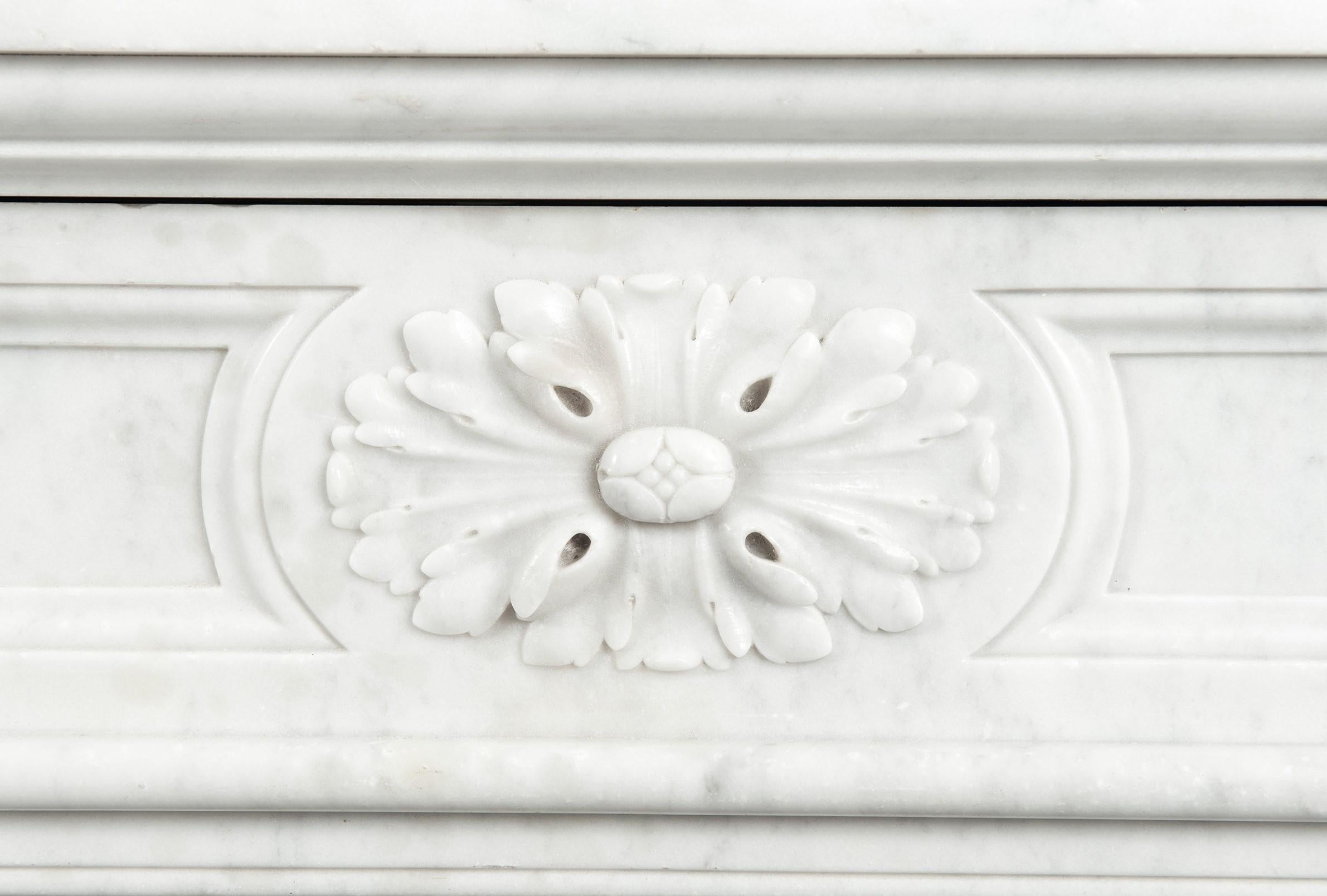 Perfect Petite Antique Fireplace Mantel in White Marble In Good Condition For Sale In Haarlem, Noord-Holland