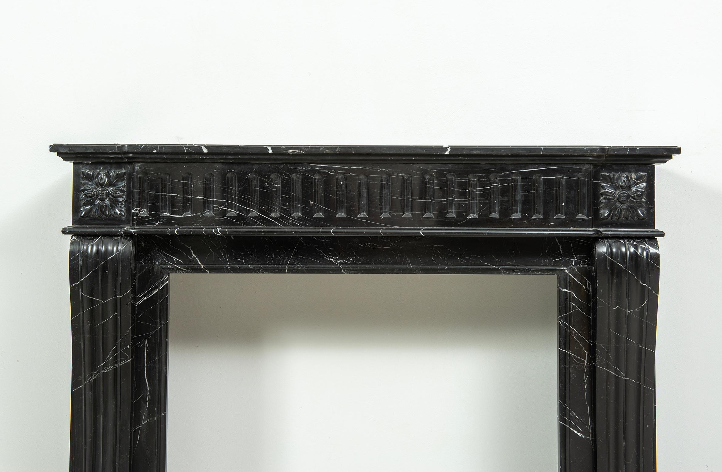 Perfect Petite Louis XVI Fireplace Mantel In Good Condition For Sale In Haarlem, Noord-Holland