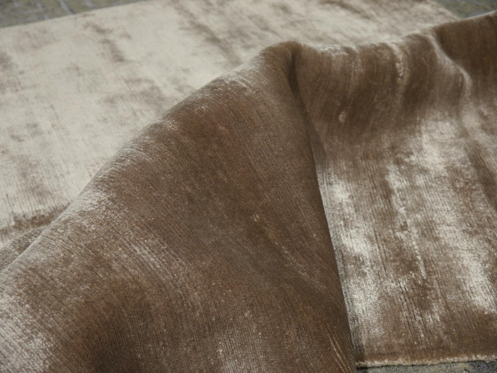 Parfait tapis gris glacier uni de la collection Bamboo Silk par Djoharian Collection en vente 2