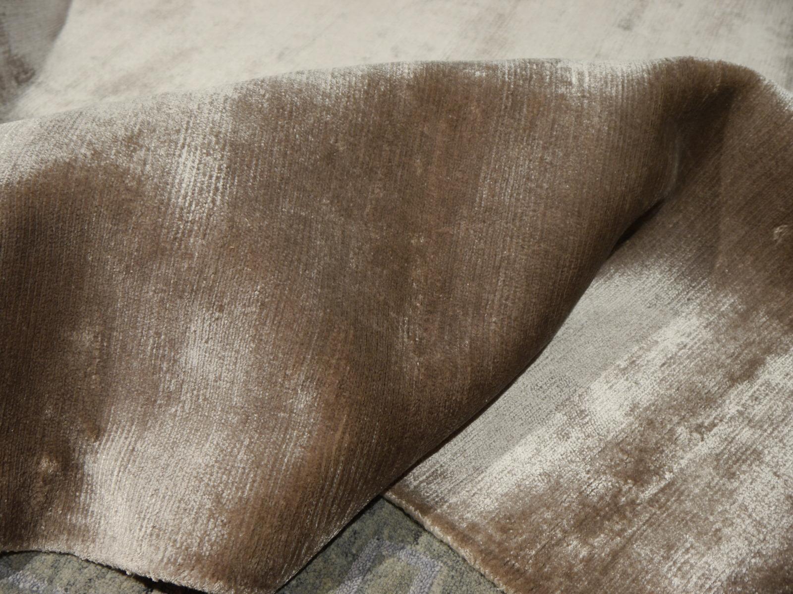 Parfait tapis gris glacier uni de la collection Bamboo Silk par Djoharian Collection en vente 3