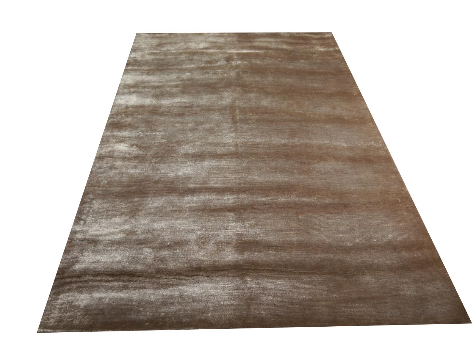 Parfait tapis gris glacier uni de la collection Bamboo Silk par Djoharian Collection en vente 5