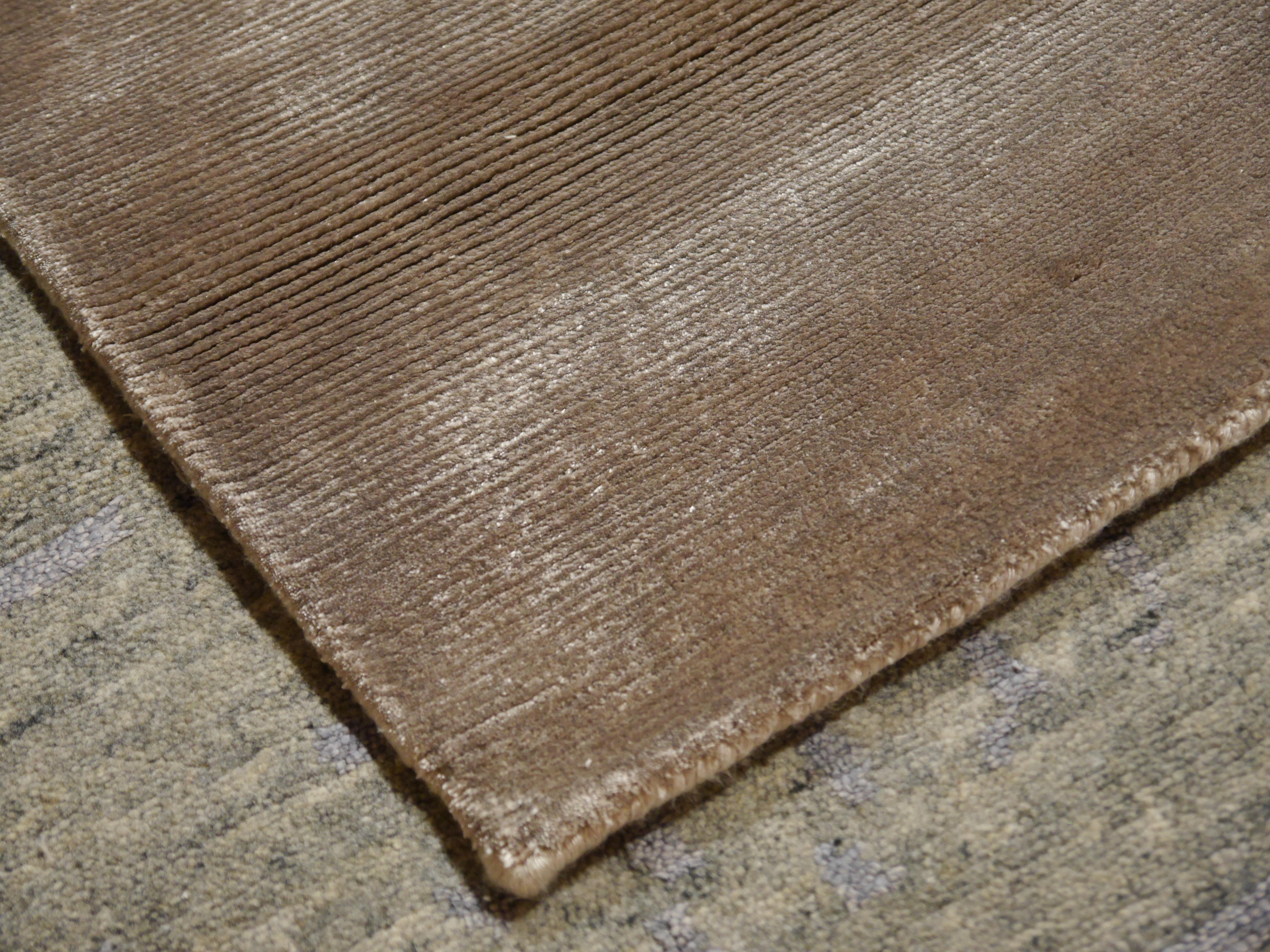 Parfait tapis gris glacier uni de la collection Bamboo Silk par Djoharian Collection en vente 7