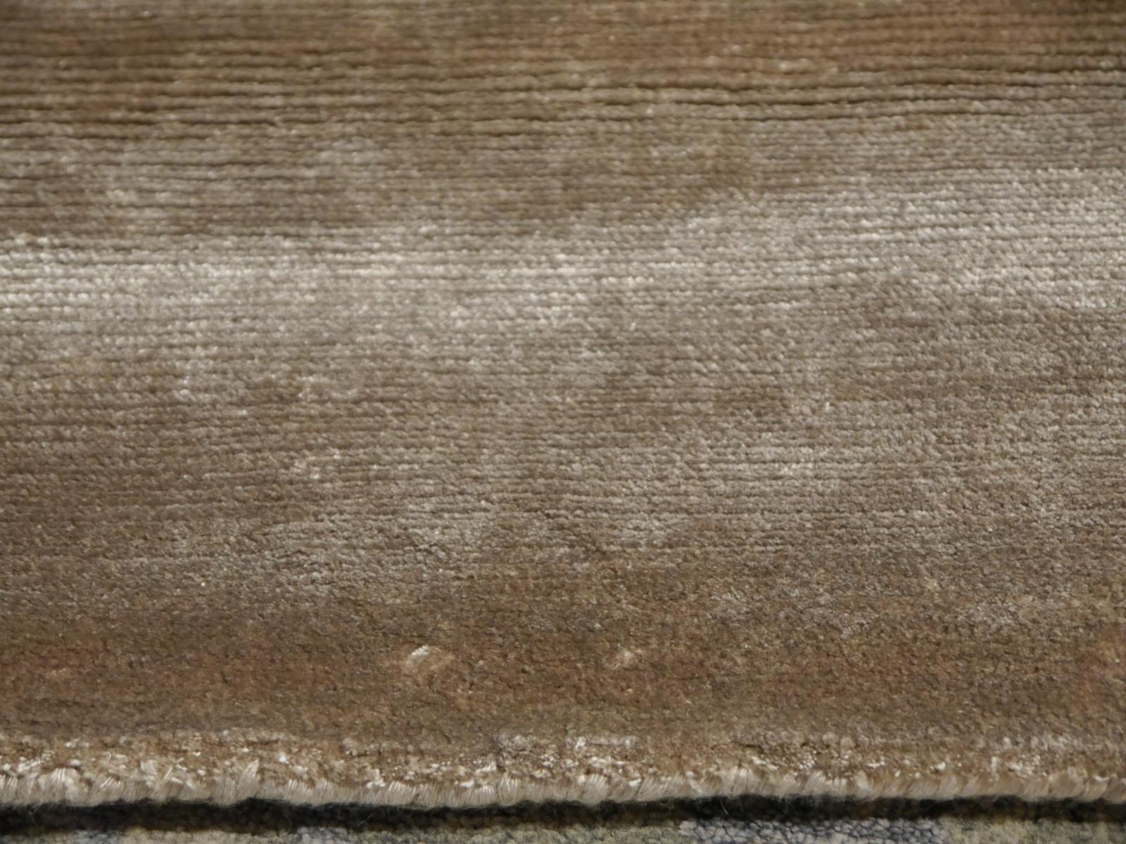 Parfait tapis gris glacier uni de la collection Bamboo Silk par Djoharian Collection en vente 8