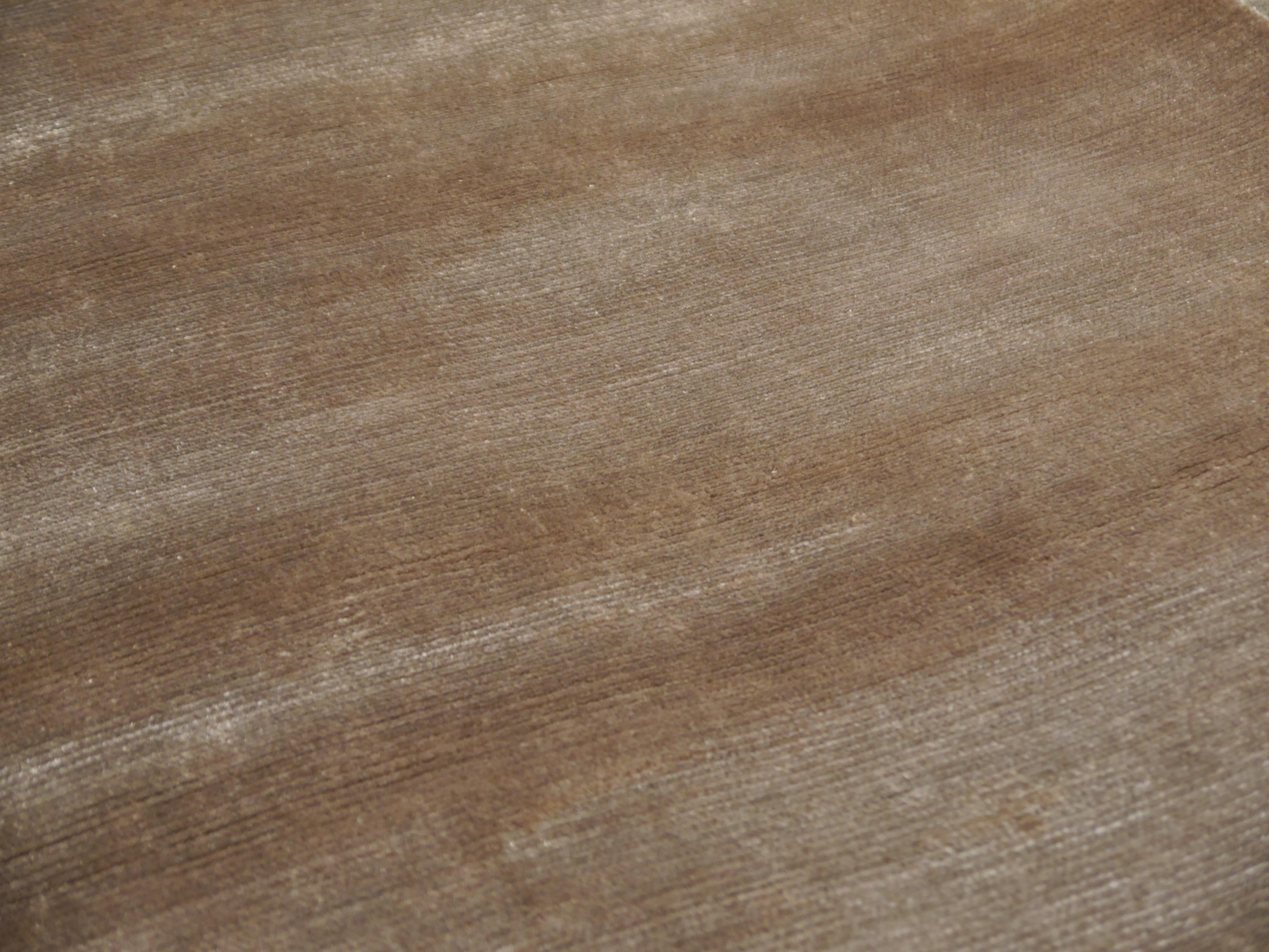 Parfait tapis gris glacier uni de la collection Bamboo Silk par Djoharian Collection en vente 9