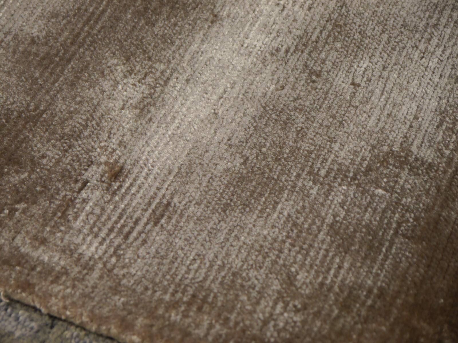Parfait tapis gris glacier uni de la collection Bamboo Silk par Djoharian Collection en vente 10
