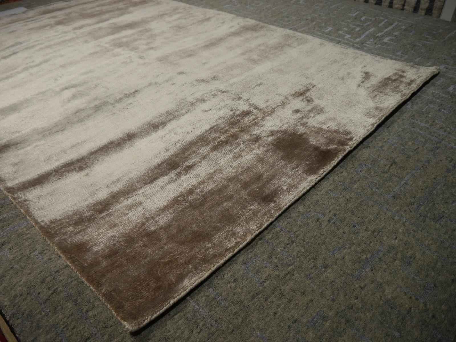 Parfait tapis gris glacier uni de la collection Bamboo Silk par Djoharian Collection en vente 11