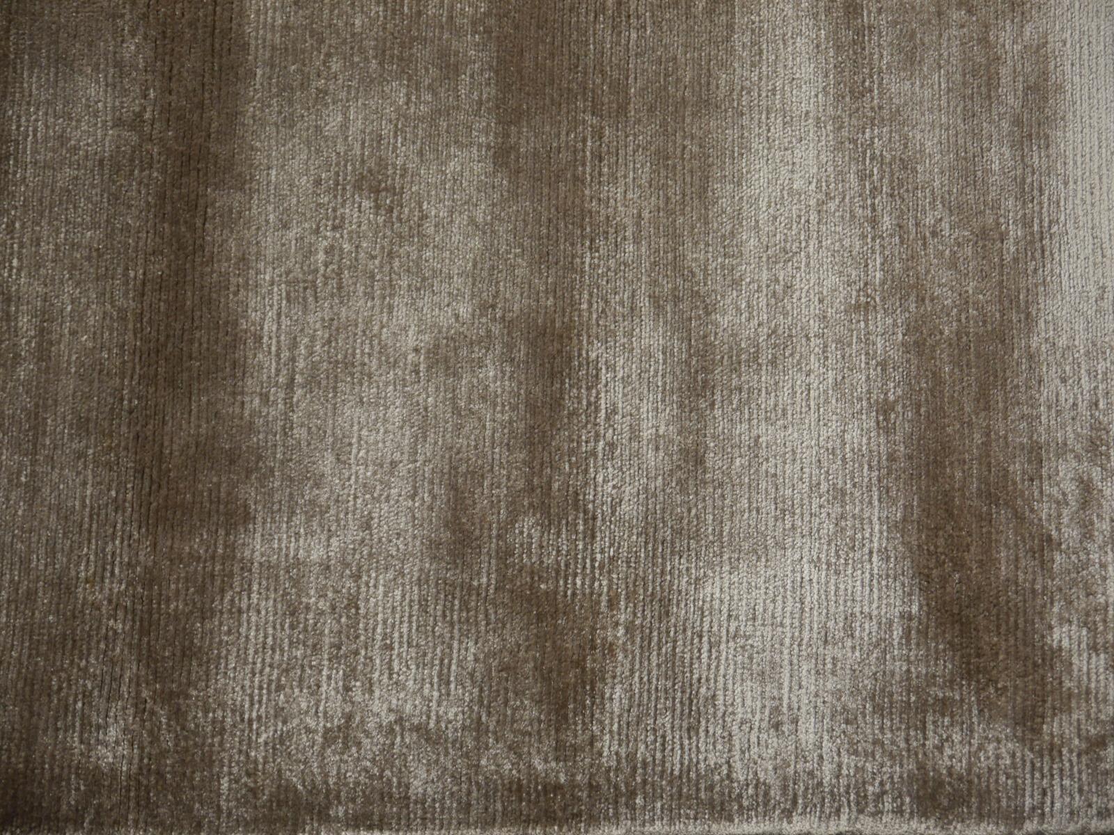Parfait tapis gris glacier uni de la collection Bamboo Silk par Djoharian Collection Neuf - En vente à Lohr, Bavaria, DE