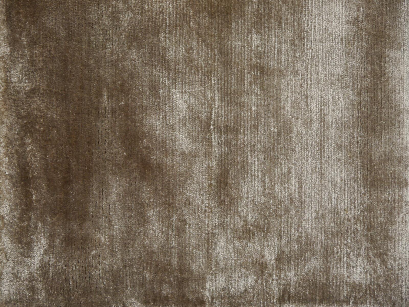 XXIe siècle et contemporain Parfait tapis gris glacier uni de la collection Bamboo Silk par Djoharian Collection en vente