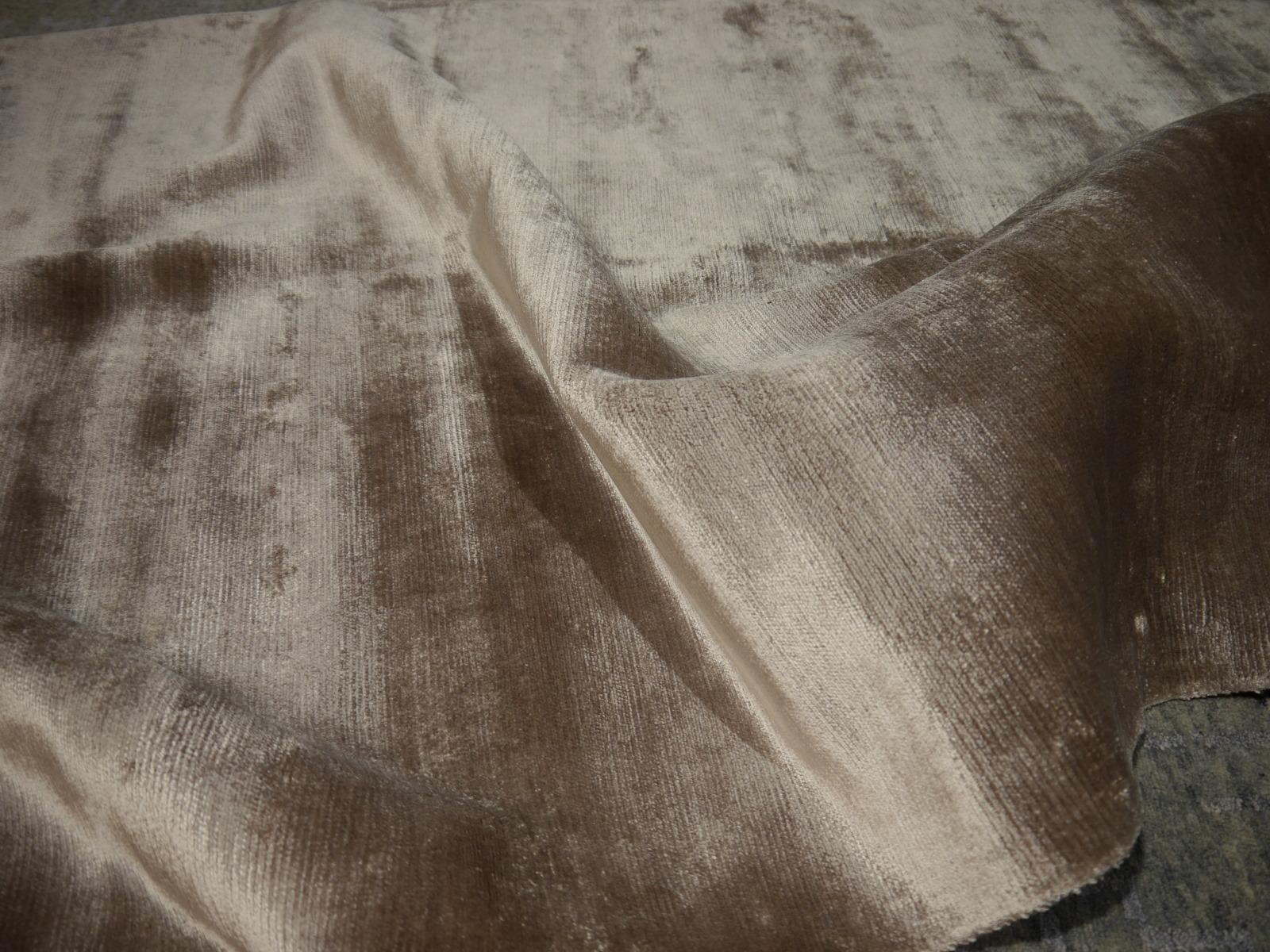 Laine Parfait tapis gris glacier uni de la collection Bamboo Silk par Djoharian Collection en vente