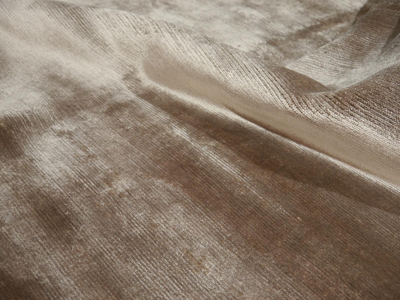 Parfait tapis gris glacier uni de la collection Bamboo Silk par Djoharian Collection en vente 1