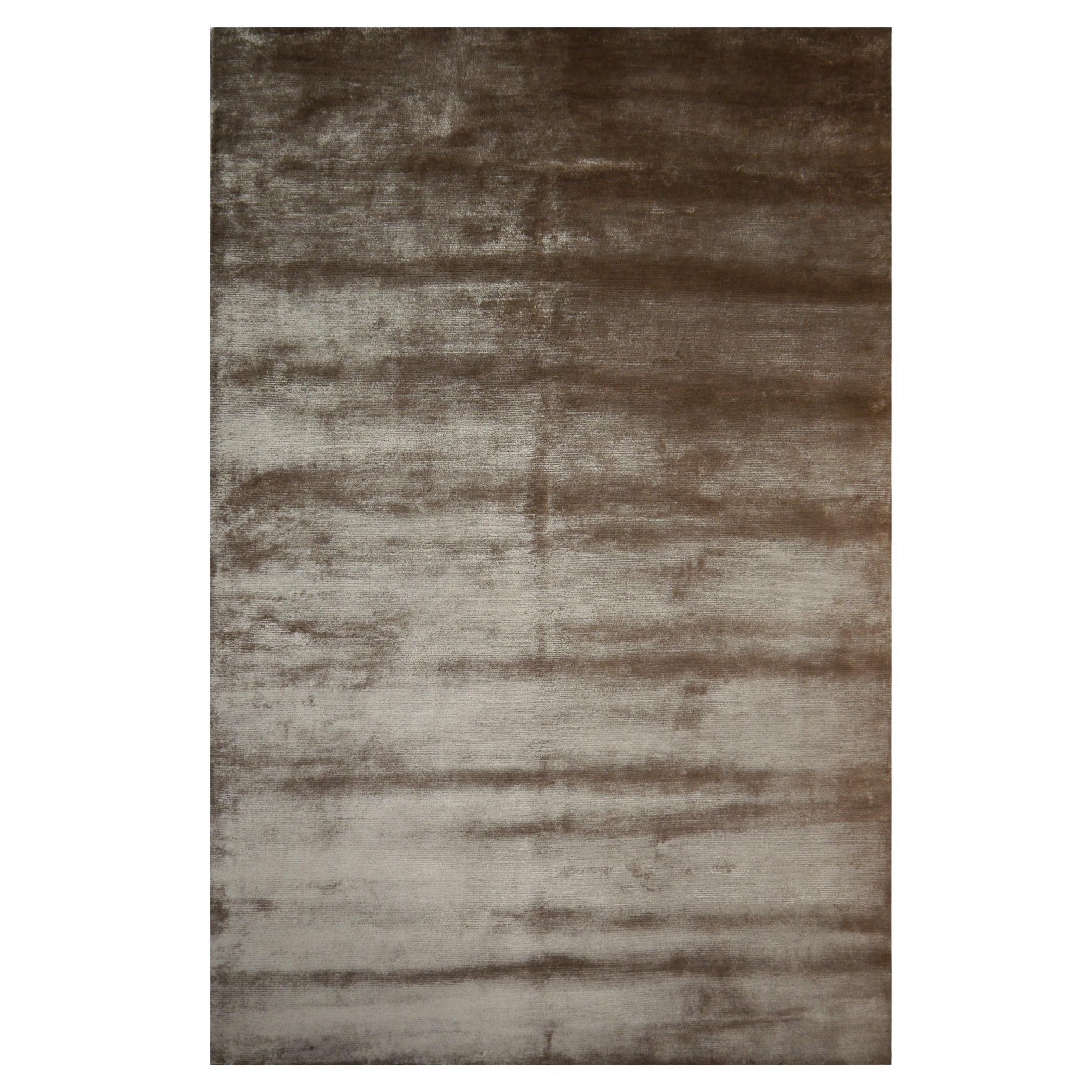 Parfait tapis gris glacier uni de la collection Bamboo Silk par Djoharian Collection en vente