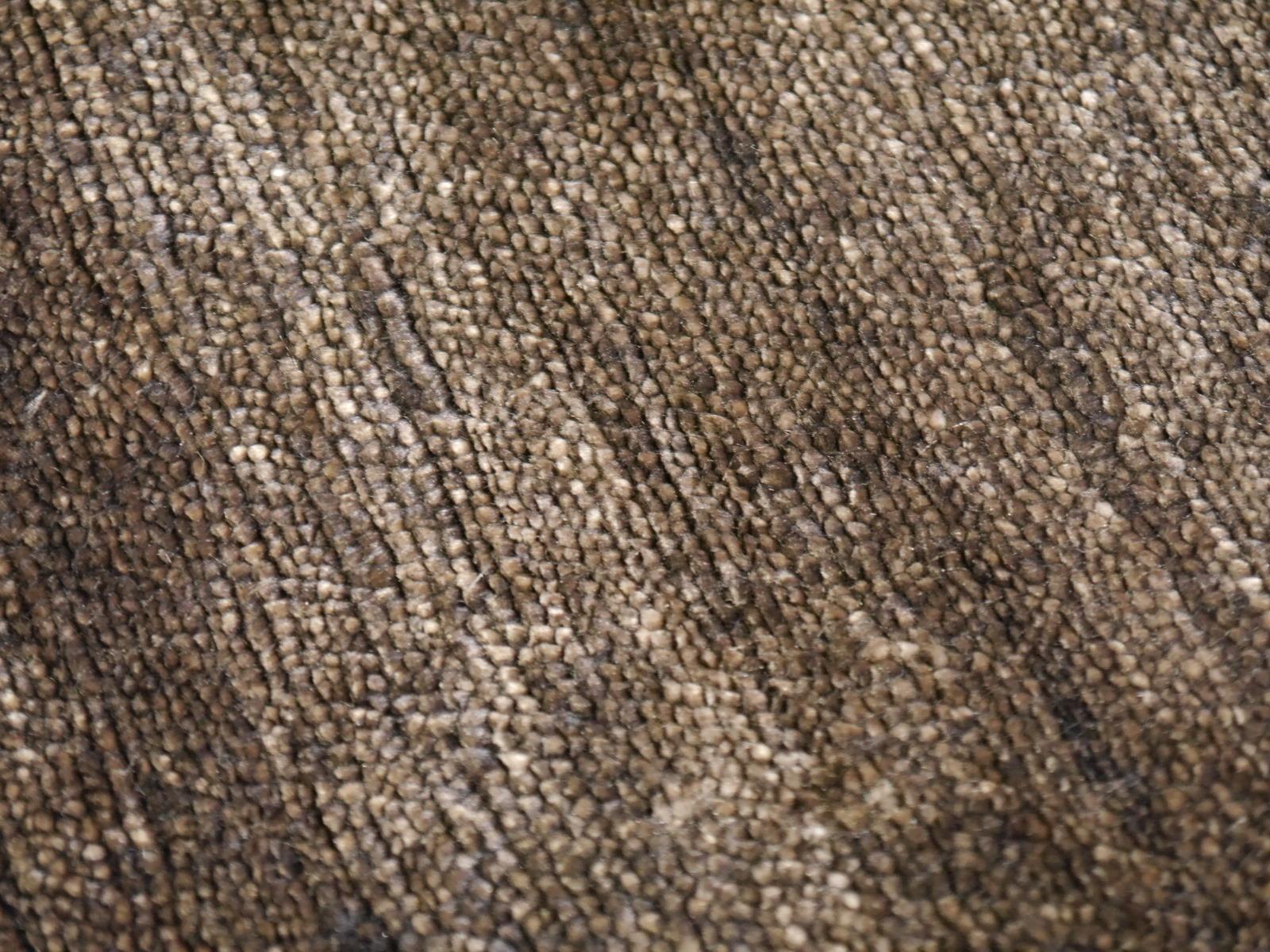 Tapis Perfect Plain Collection couleur choco en soie de bambou par Djoharian Design

Ce tapis uni contemporain de la collection Djoharian est noué à la main en qualité extra fine de 100 nœuds par pouce carré, le tout en soie de bambou filée à la