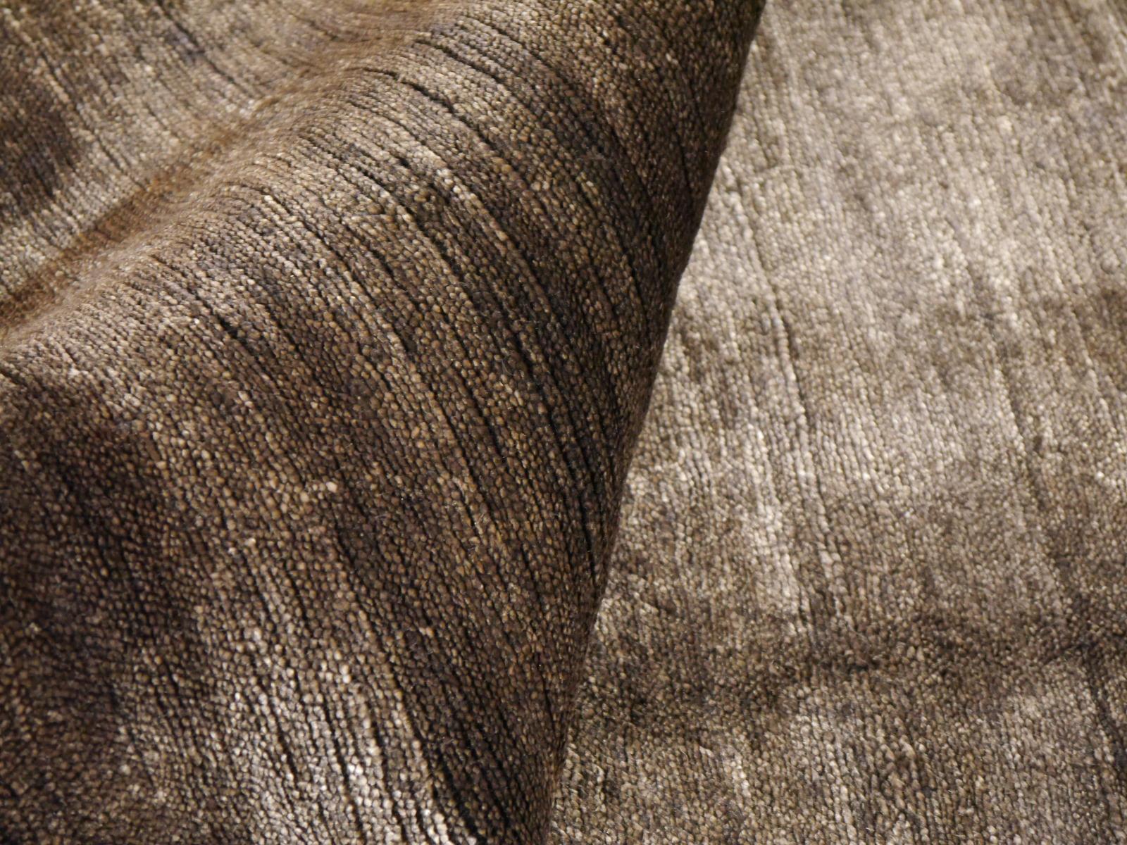 Népalais Perfect Plain Rug Collection Couleur Choco en soie de bambou par Djoharian Design en vente