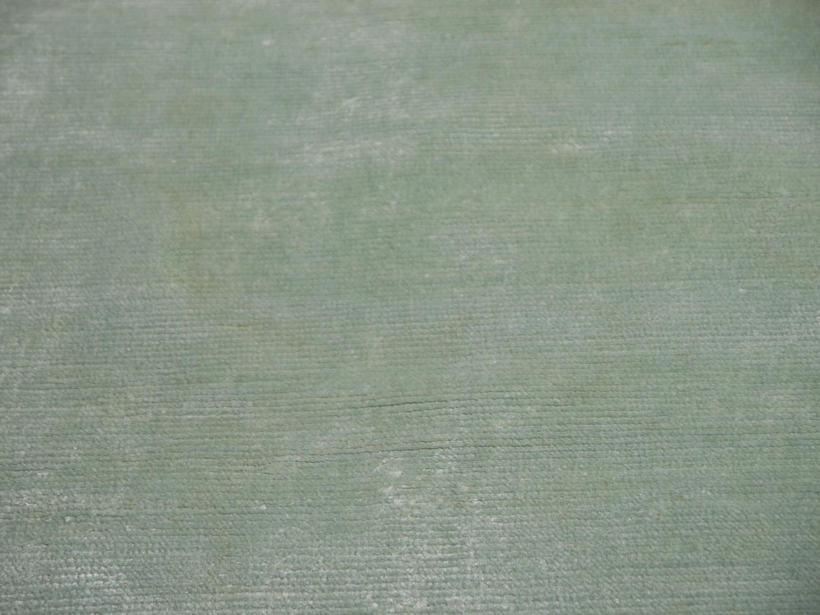 Kollektion Plain Teppich in der Farbe Eis Wasser in Bambusseide von Djoharian Design im Angebot 2