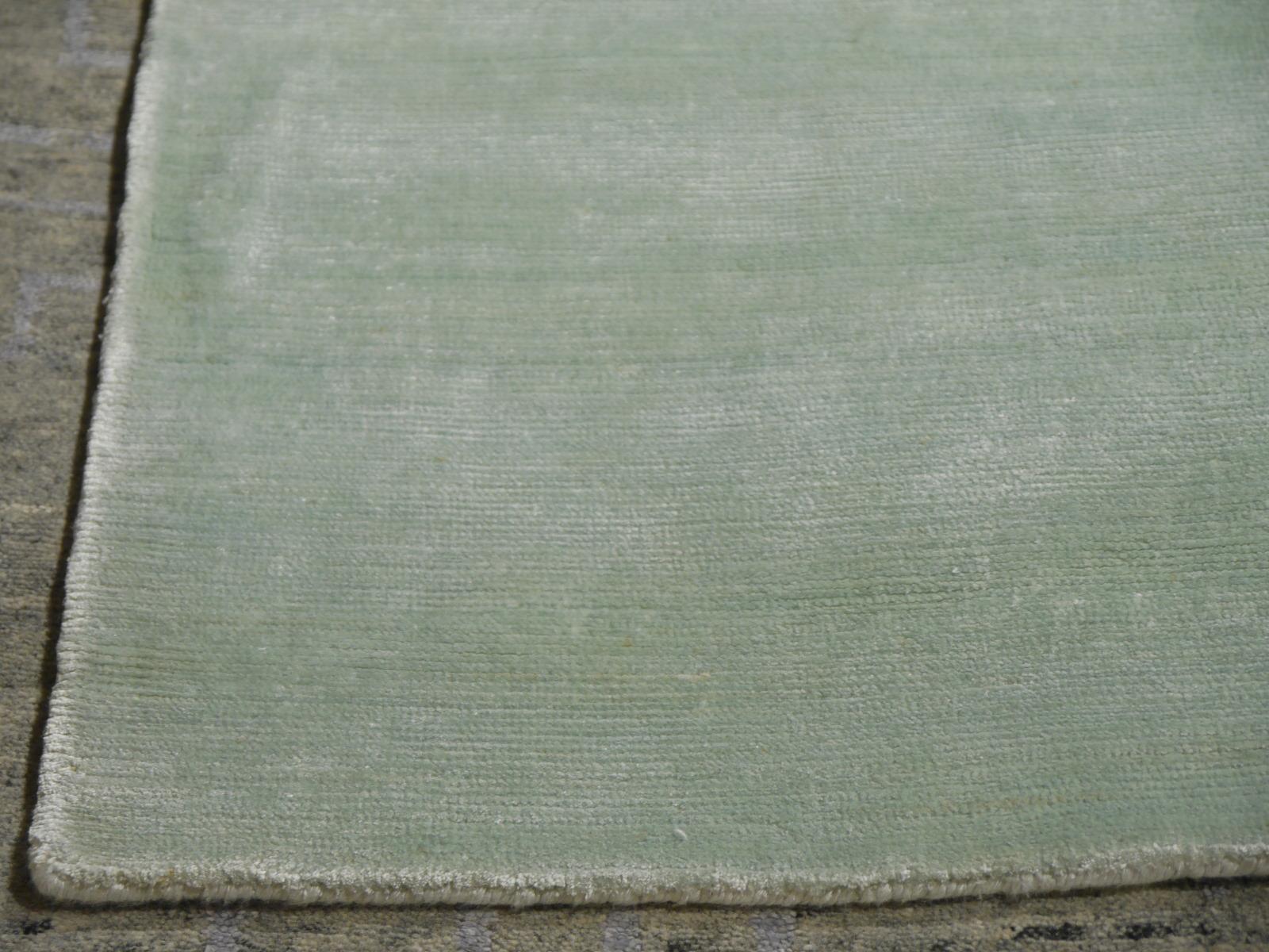 Kollektion Plain Teppich in der Farbe Eis Wasser in Bambusseide von Djoharian Design im Angebot 4
