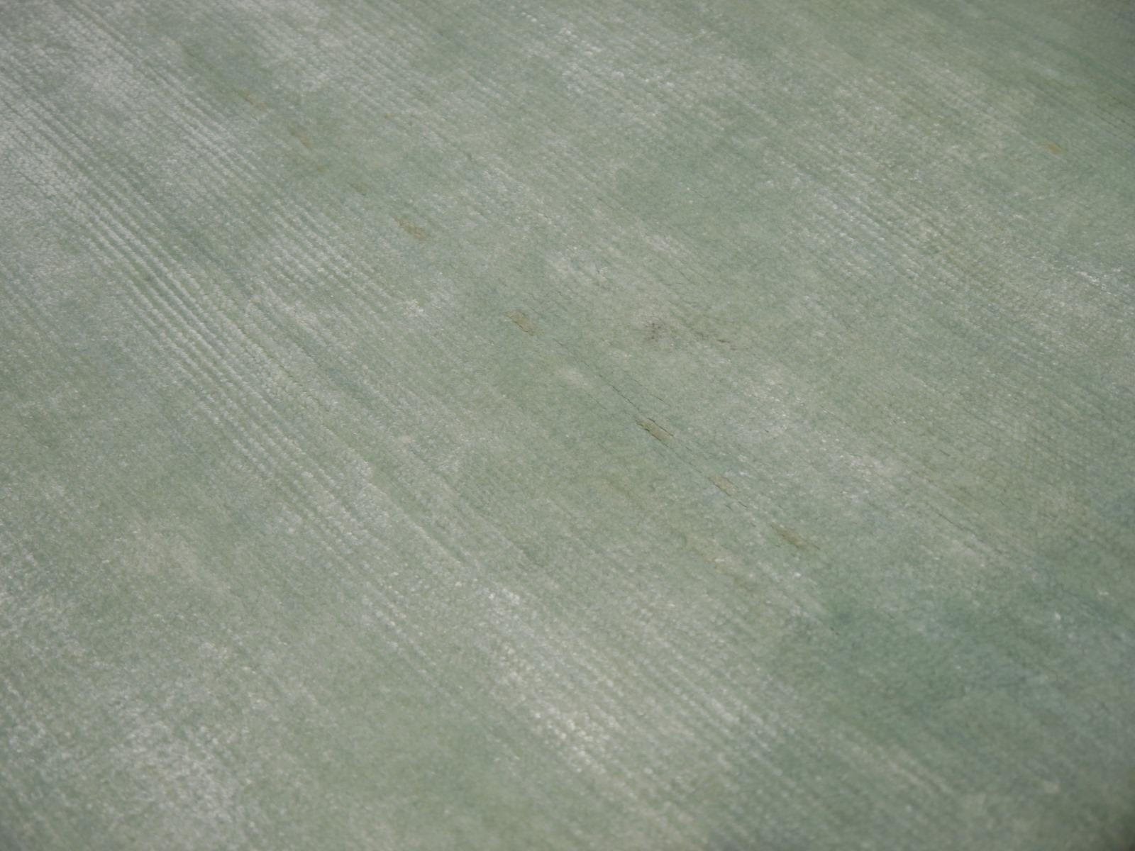 Kollektion Plain Teppich in der Farbe Eis Wasser in Bambusseide von Djoharian Design im Angebot 9