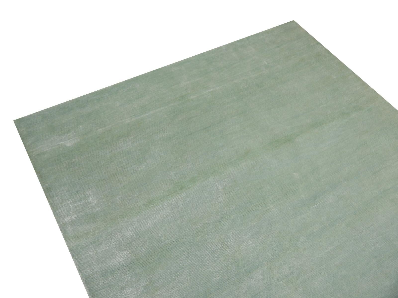 Kollektion Plain Teppich in der Farbe Eis Wasser in Bambusseide von Djoharian Design (Nepalesisch) im Angebot