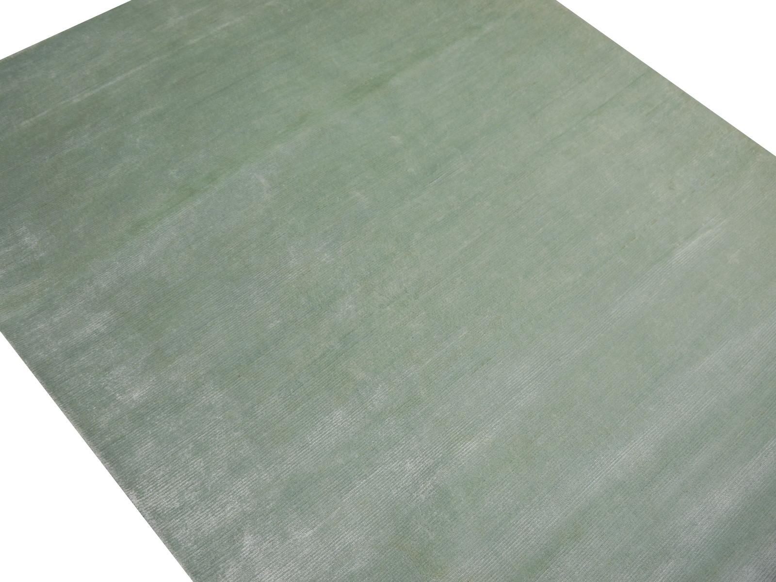 Kollektion Plain Teppich in der Farbe Eis Wasser in Bambusseide von Djoharian Design (Handgeknüpft) im Angebot