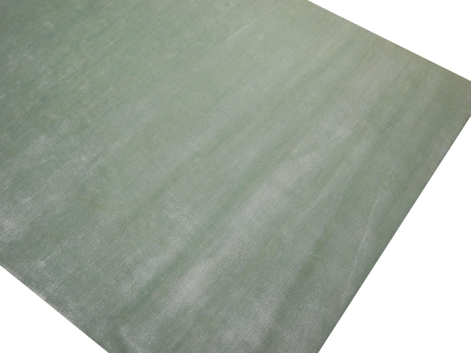 Kollektion Plain Teppich in der Farbe Eis Wasser in Bambusseide von Djoharian Design (21. Jahrhundert und zeitgenössisch) im Angebot