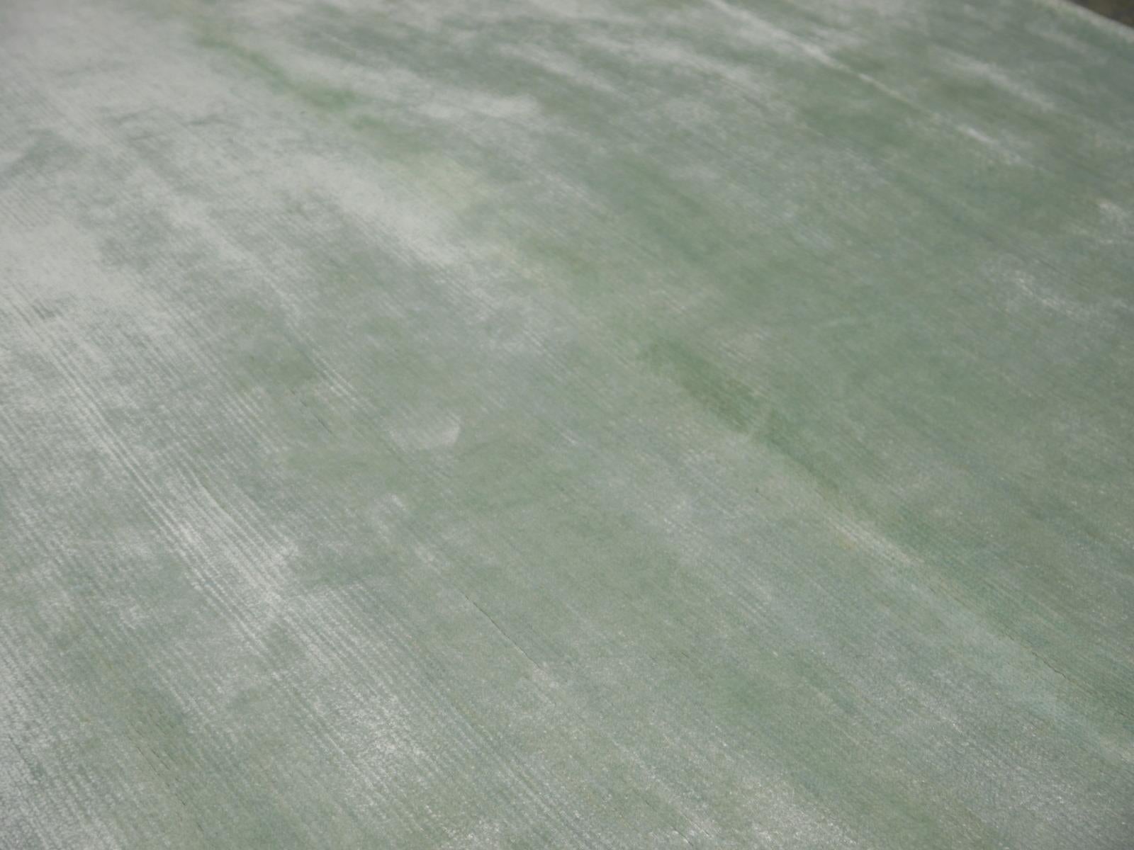 Kollektion Plain Teppich in der Farbe Eis Wasser in Bambusseide von Djoharian Design (Seide) im Angebot