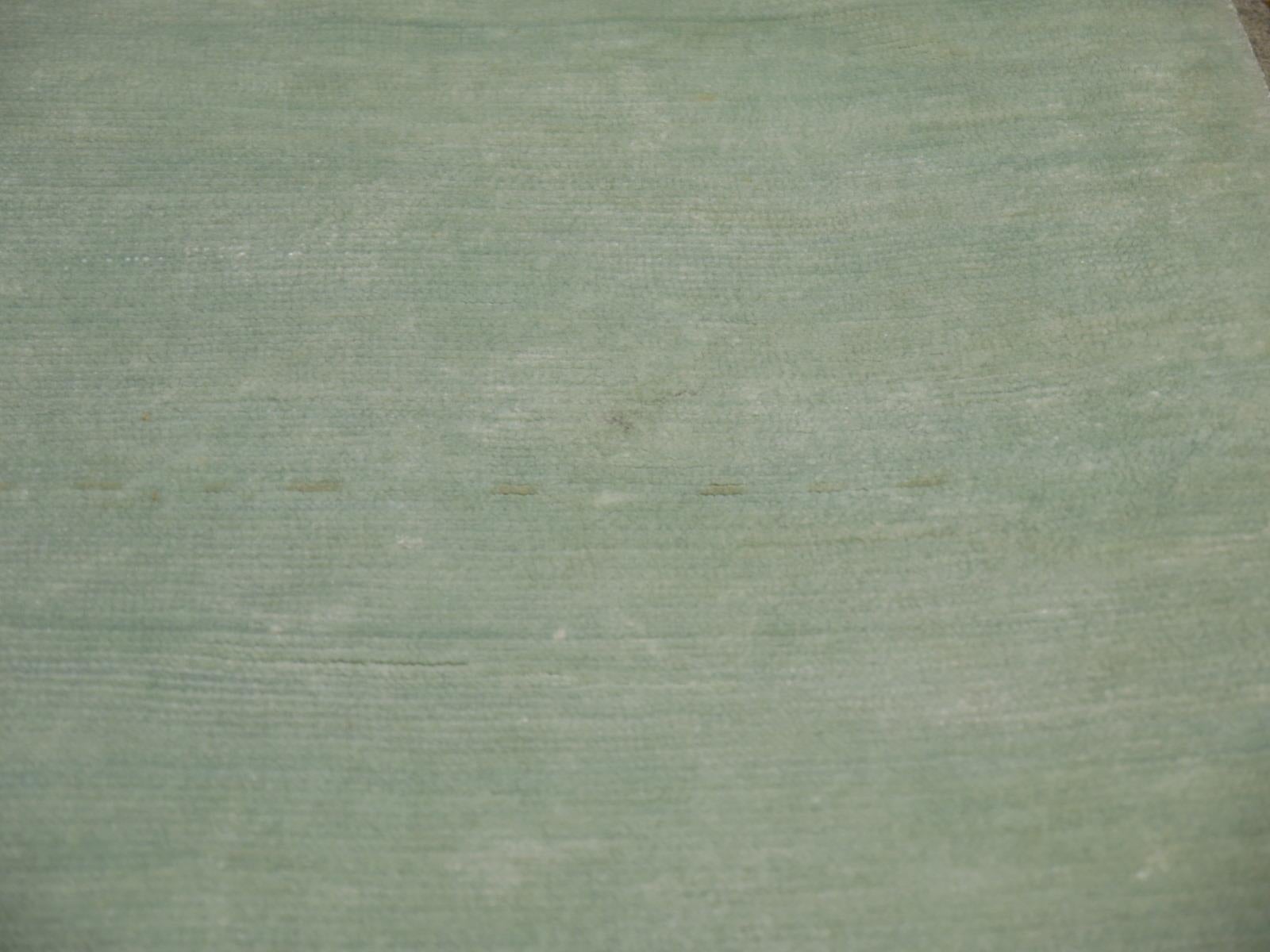 Kollektion Plain Teppich in der Farbe Eis Wasser in Bambusseide von Djoharian Design im Angebot 1