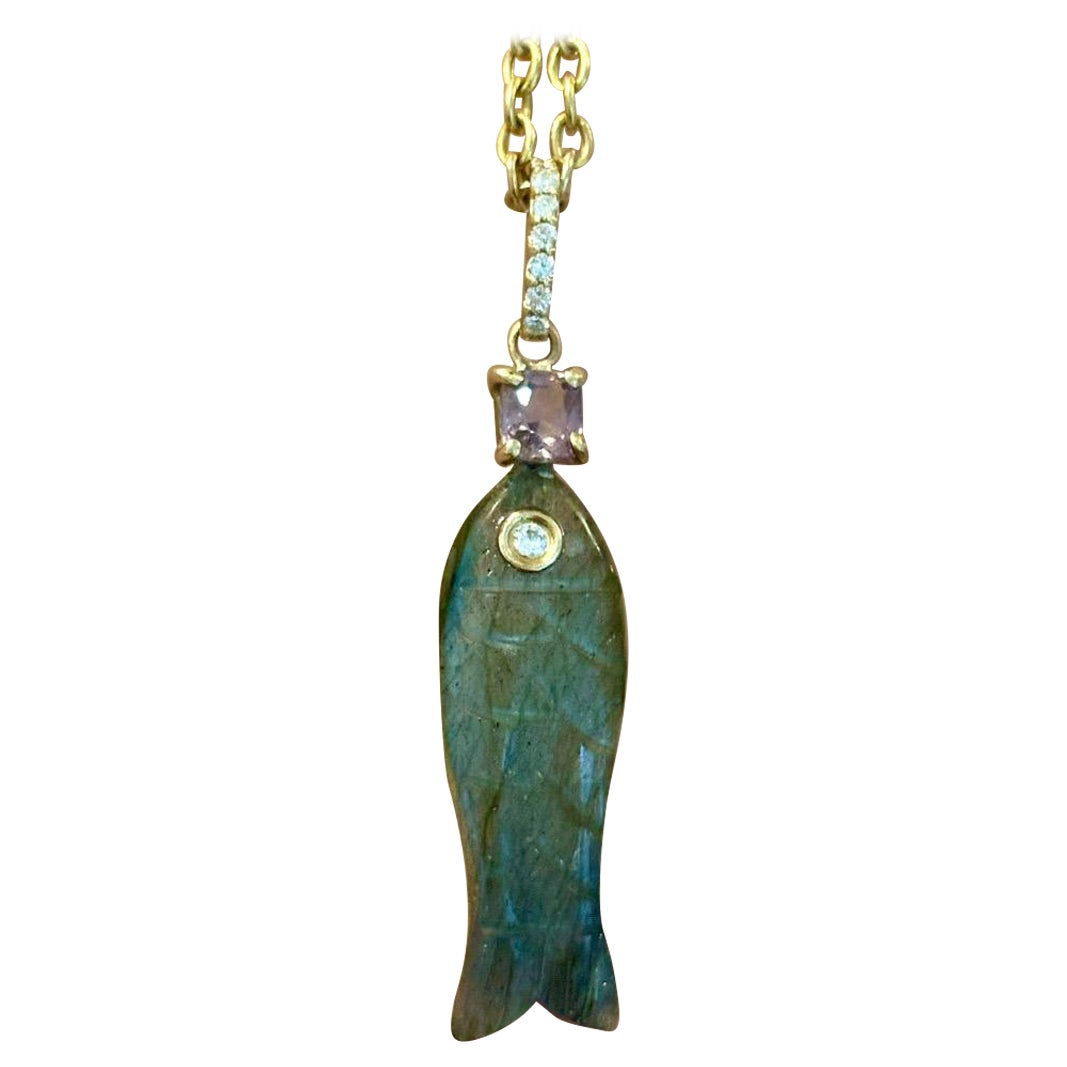 Perfect Poisson scolpisce un ciondolo a forma di pesce di labradorite con diamanti e spinello rosa