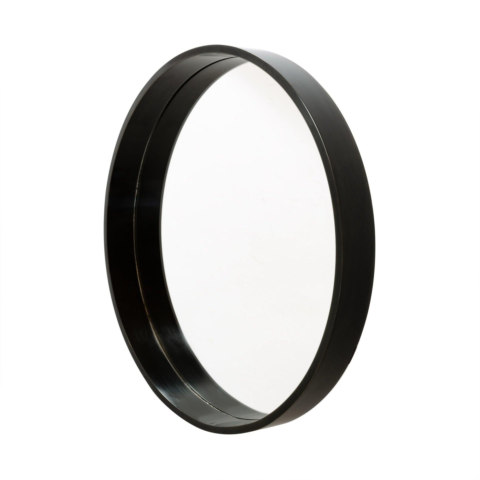 Miroir original, rond, avec un cadre en bronze massif aux bords profonds et une finition patinée foncée. Ce produit nécessite un délai de 10 à 12 semaines.