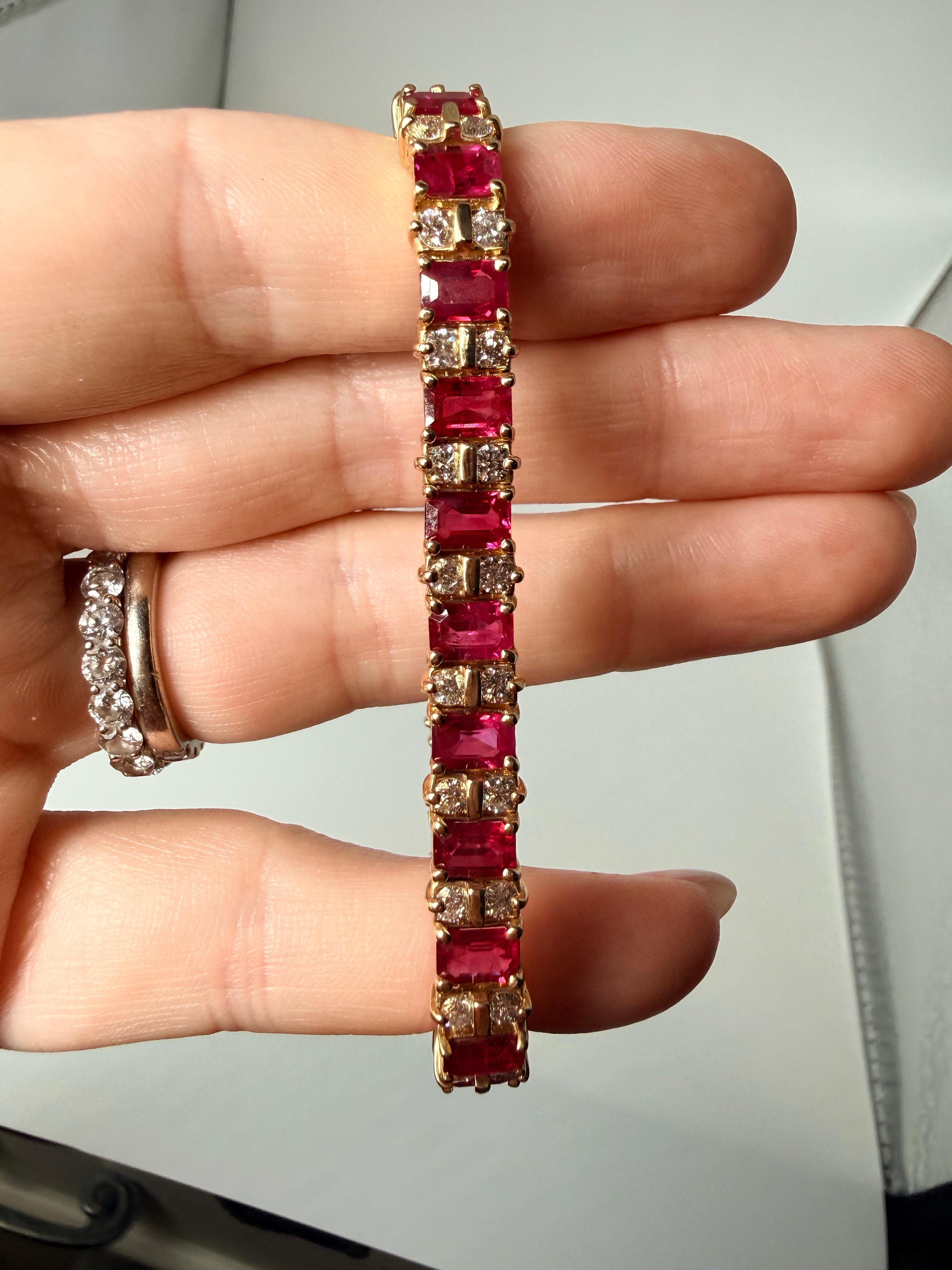 Impresionante pulsera de rubíes, muy raro encontrar tantos rubíes iguales sin tratar y perfectamente combinados con color y claridad, ¡es una pieza exquisita!
Los diamantes son de claridad VS, color F-G.
Los rubíes son de color rojo rosáceo,