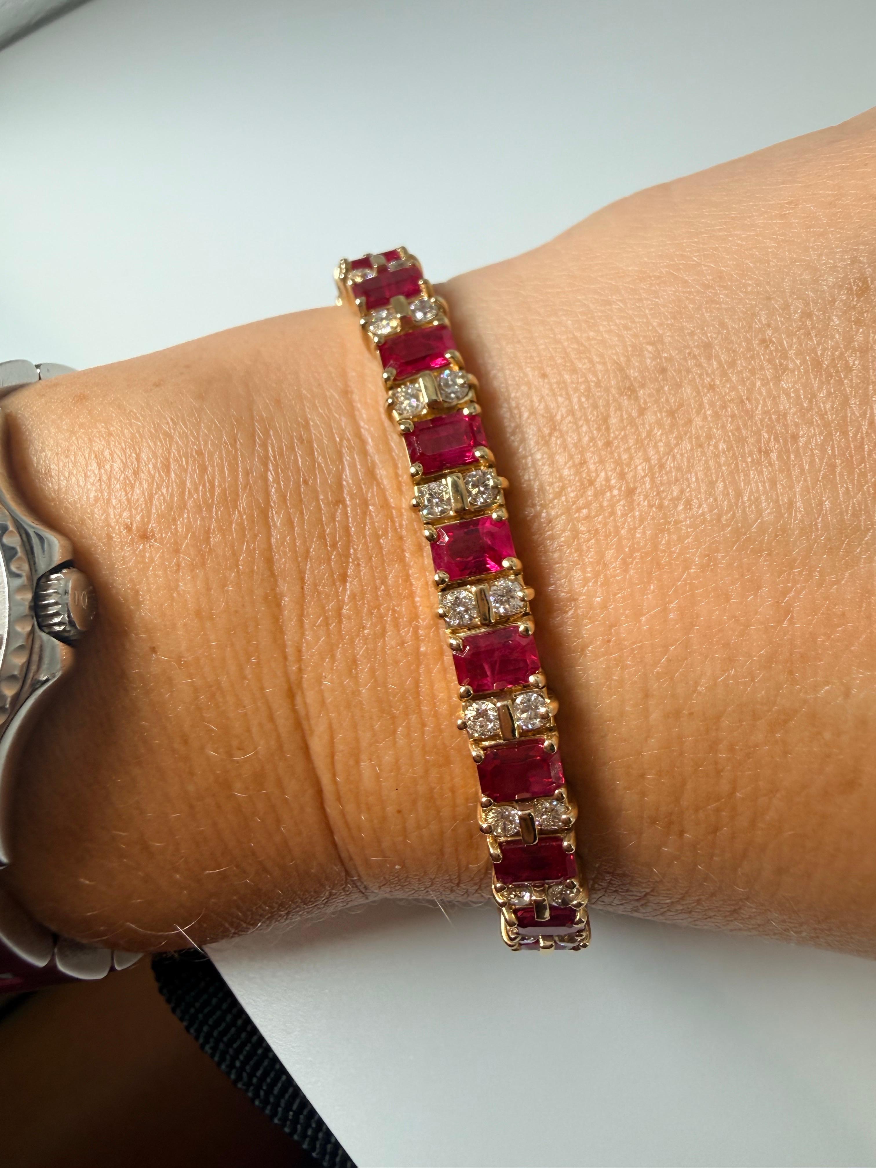 Pulsera perfecta de rubíes y diamantes estilo tenis de oro de 14 quilates Corte esmeralda en venta