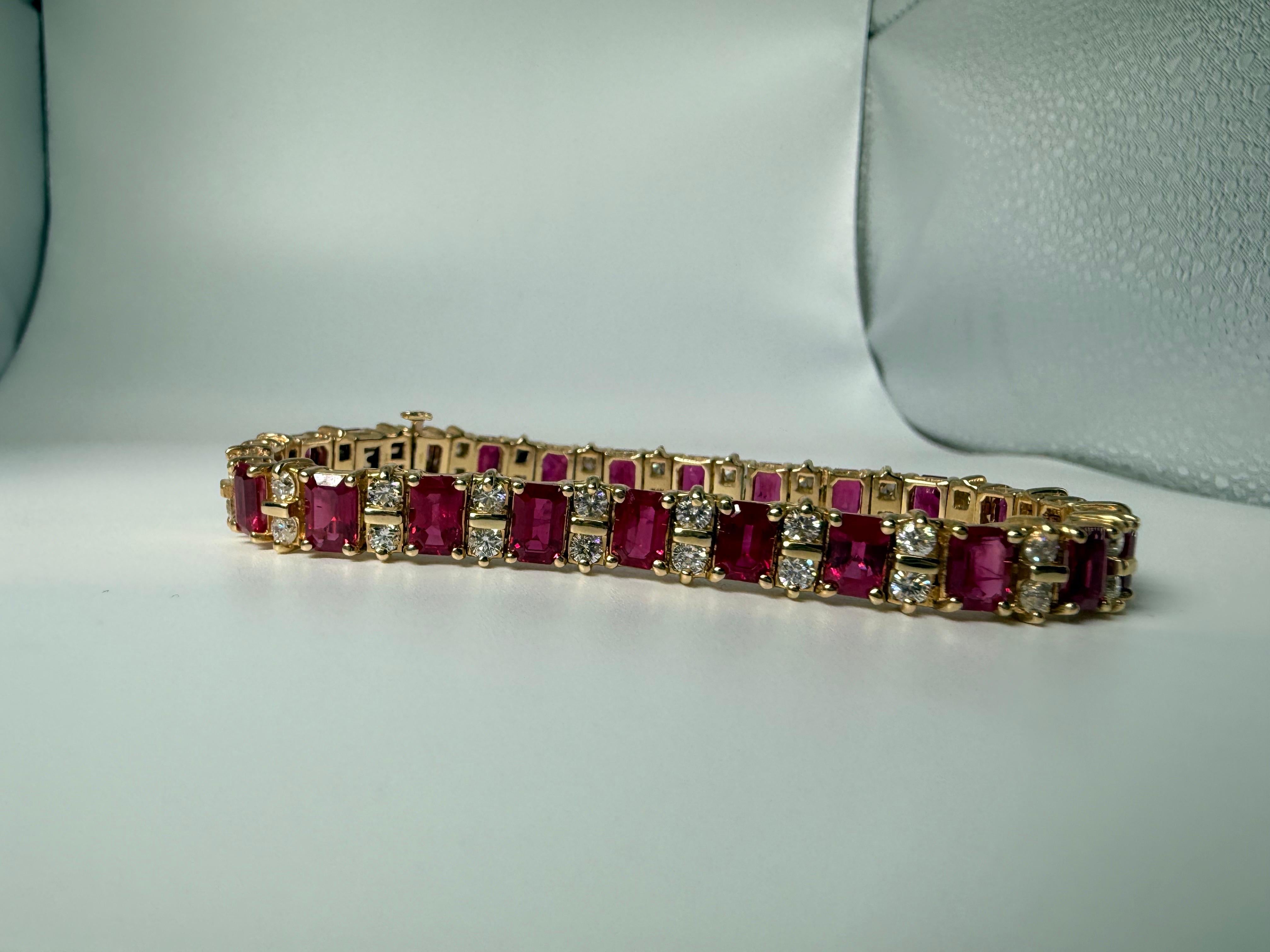 Femenino o masculino Pulsera perfecta de rubíes y diamantes estilo tenis de oro de 14 quilates en venta