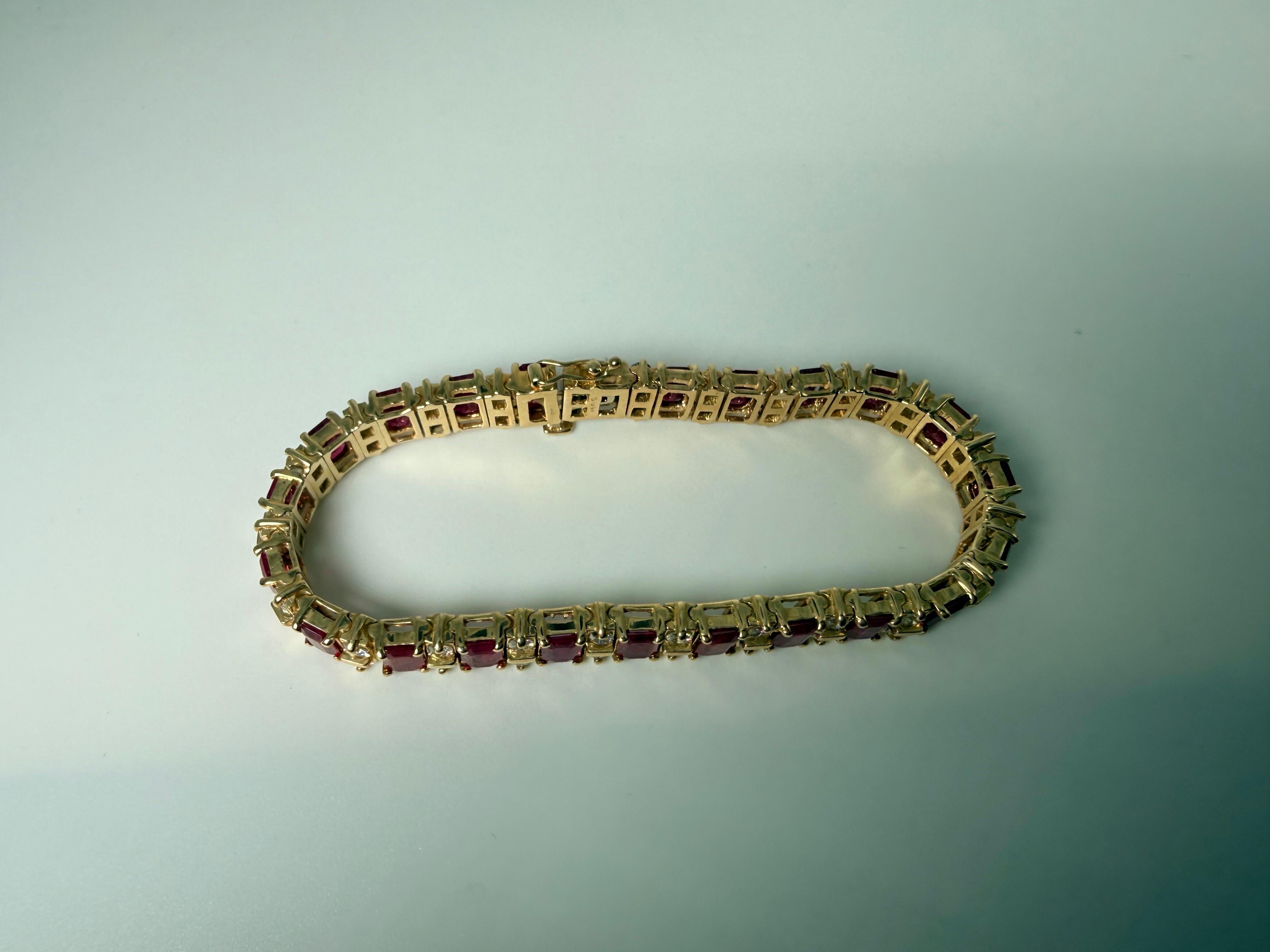Pulsera perfecta de rubíes y diamantes estilo tenis de oro de 14 quilates en venta 1