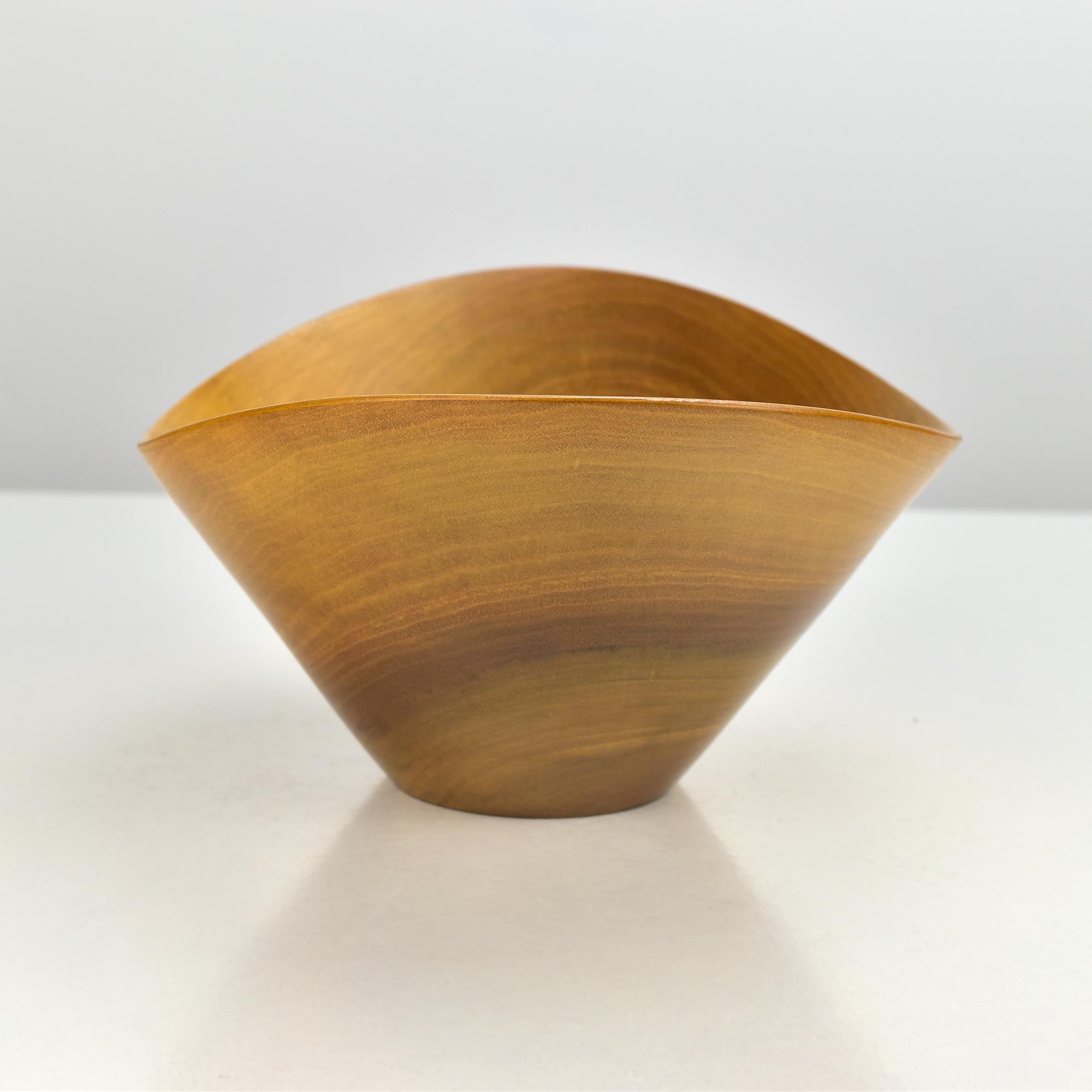 Fatto a mano Ciotola per spuntini in legno di Wood dalla forma perfetta, piatto in stile Mid Century Modern di Carl Auböck in vendita