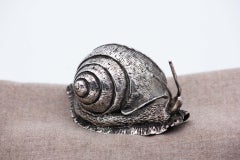Perfect silver snail with green stone
