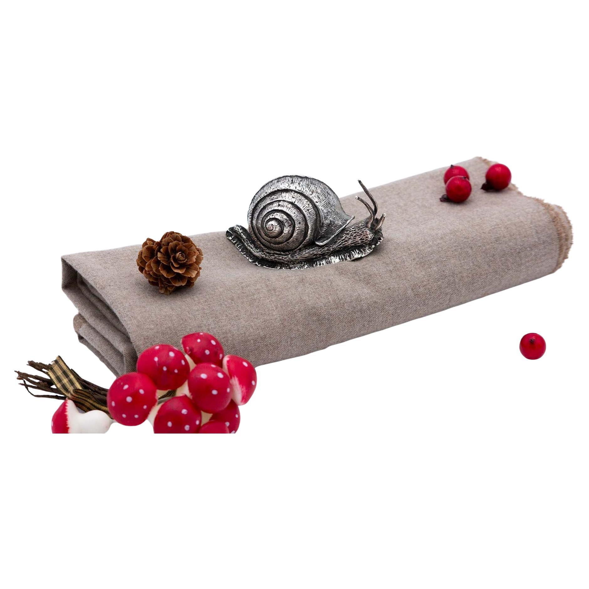 Escargot argenté parfait avec pierre verte en vente