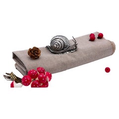 Perfetta lumaca d'argento con pietra verde