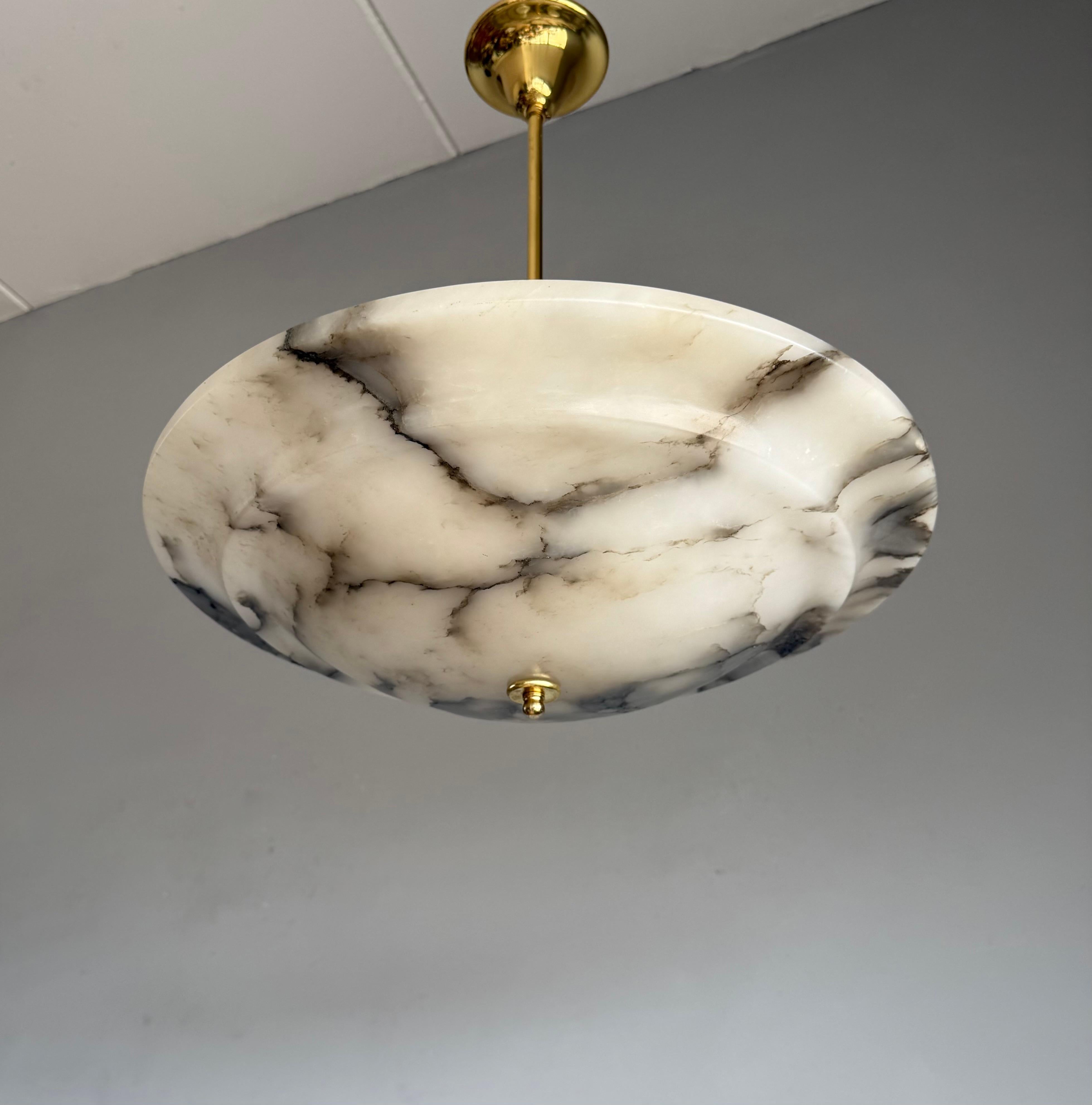 Dimensioni perfette  Ciondolo Art Deco con paralume in alabastro e stelo in bronzo, anni '20 in vendita 2